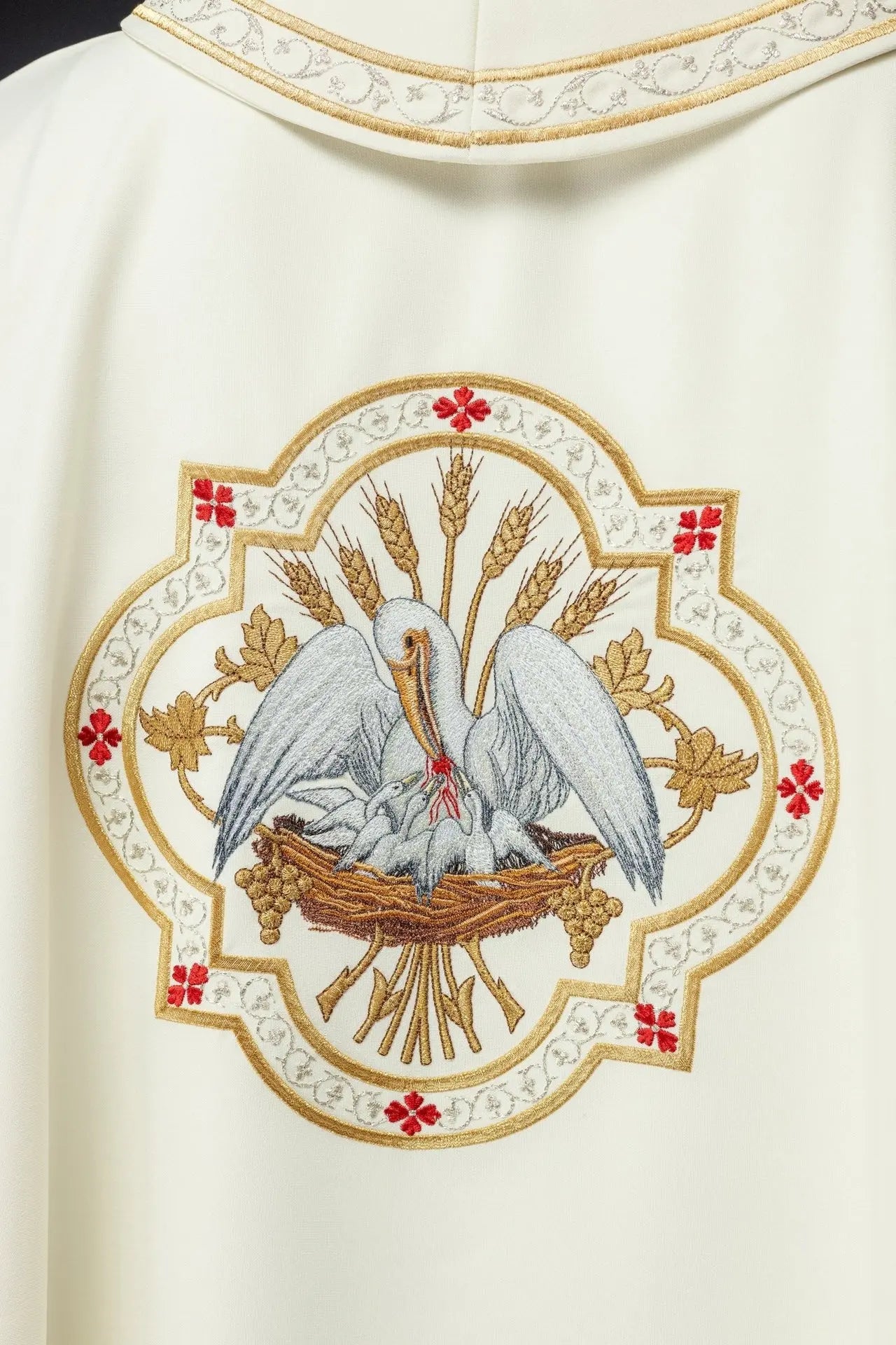 Ornat liturgiczny z haftem motywu Pelikana ecru