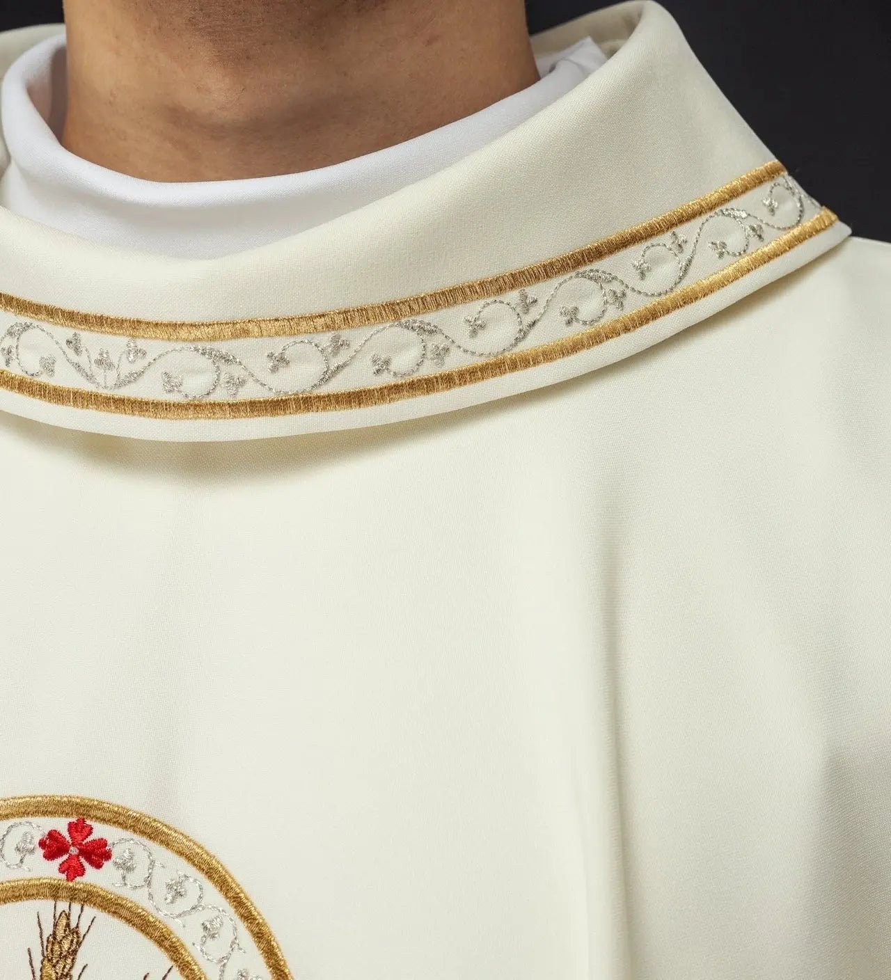Ornat liturgiczny z haftem motywu Pelikana ecru