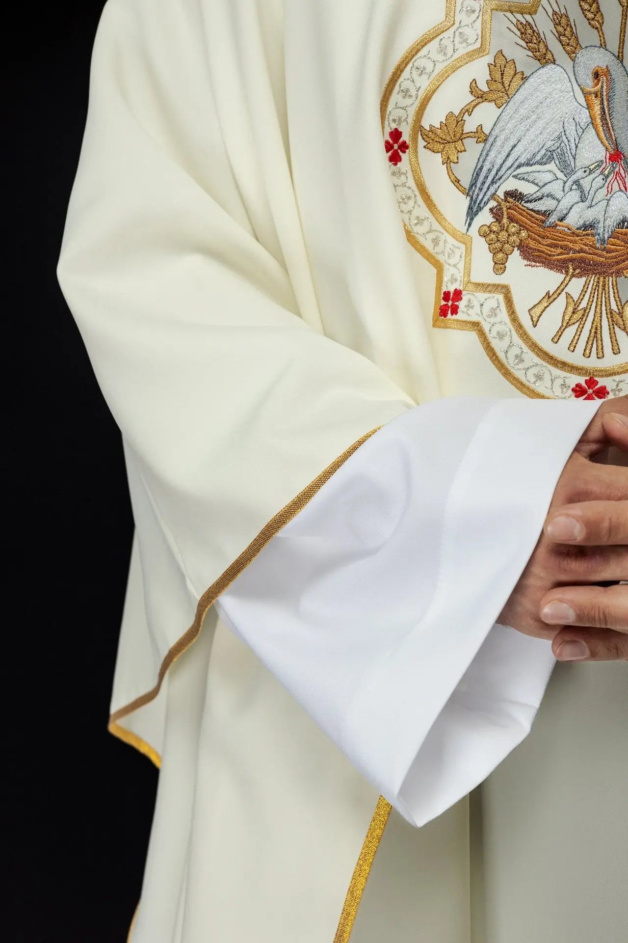Ornat liturgiczny z haftem motywu Pelikana ecru