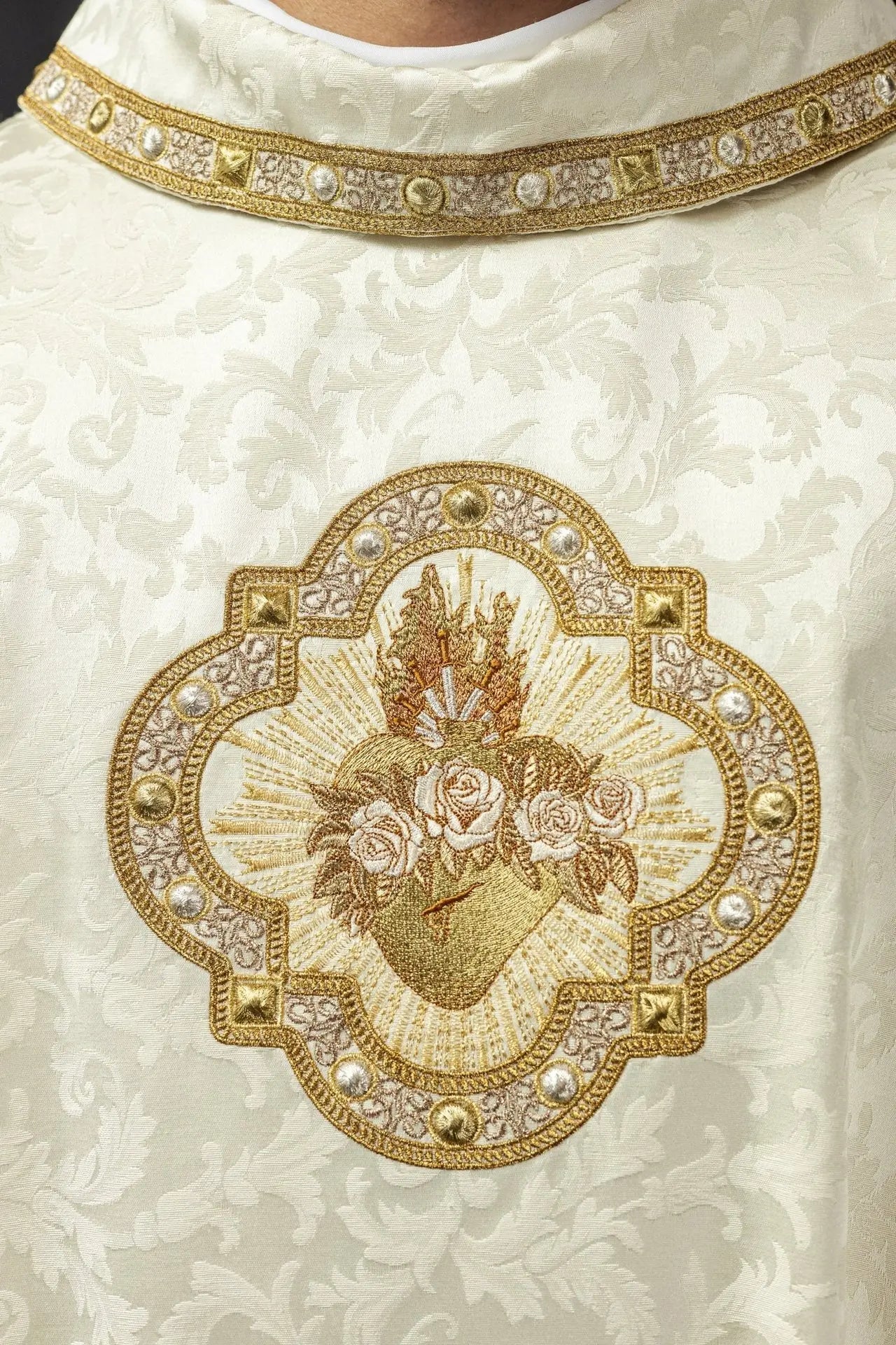 Ornat haftowany z motywem Serca Maryi na tkaninie żakardowej