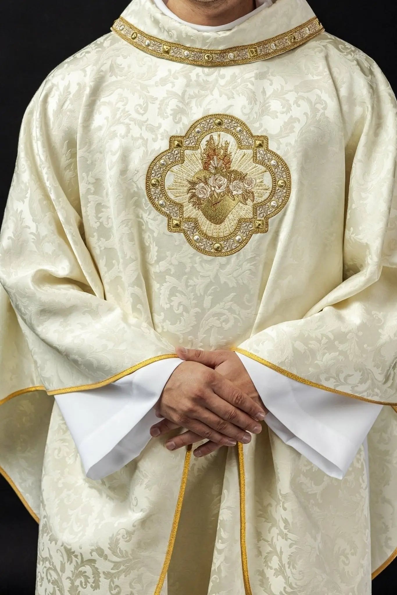 Ornat haftowany z motywem Serca Maryi na tkaninie żakardowej