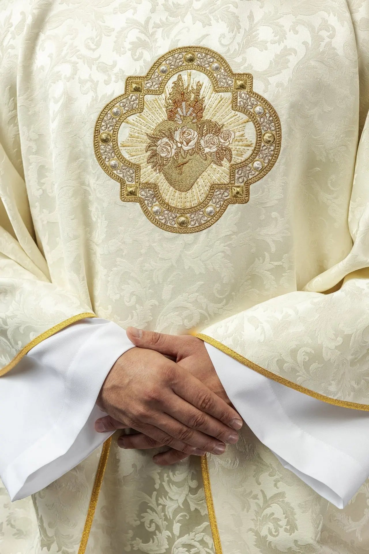 Ornat haftowany z motywem Serca Maryi na tkaninie żakardowej