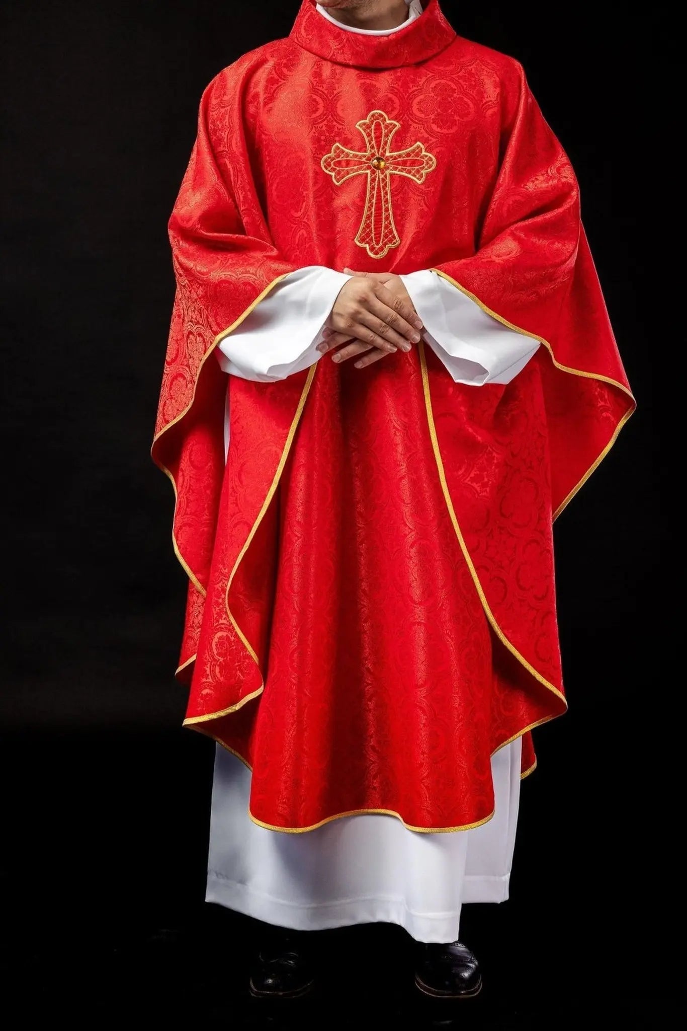 Ornat liturgiczny czerwony z haftowanym symbolem krzyża