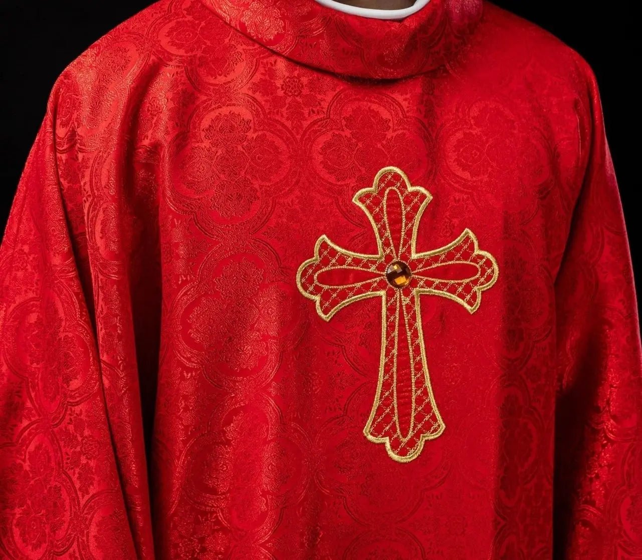 Ornat haftowany z symbolem krzyża czerwony