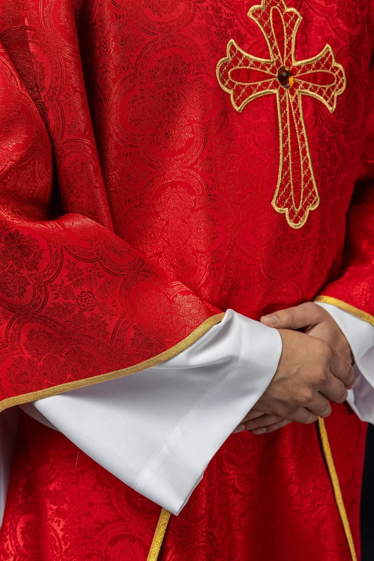 Ornat liturgiczny czerwony z haftowanym symbolem krzyża