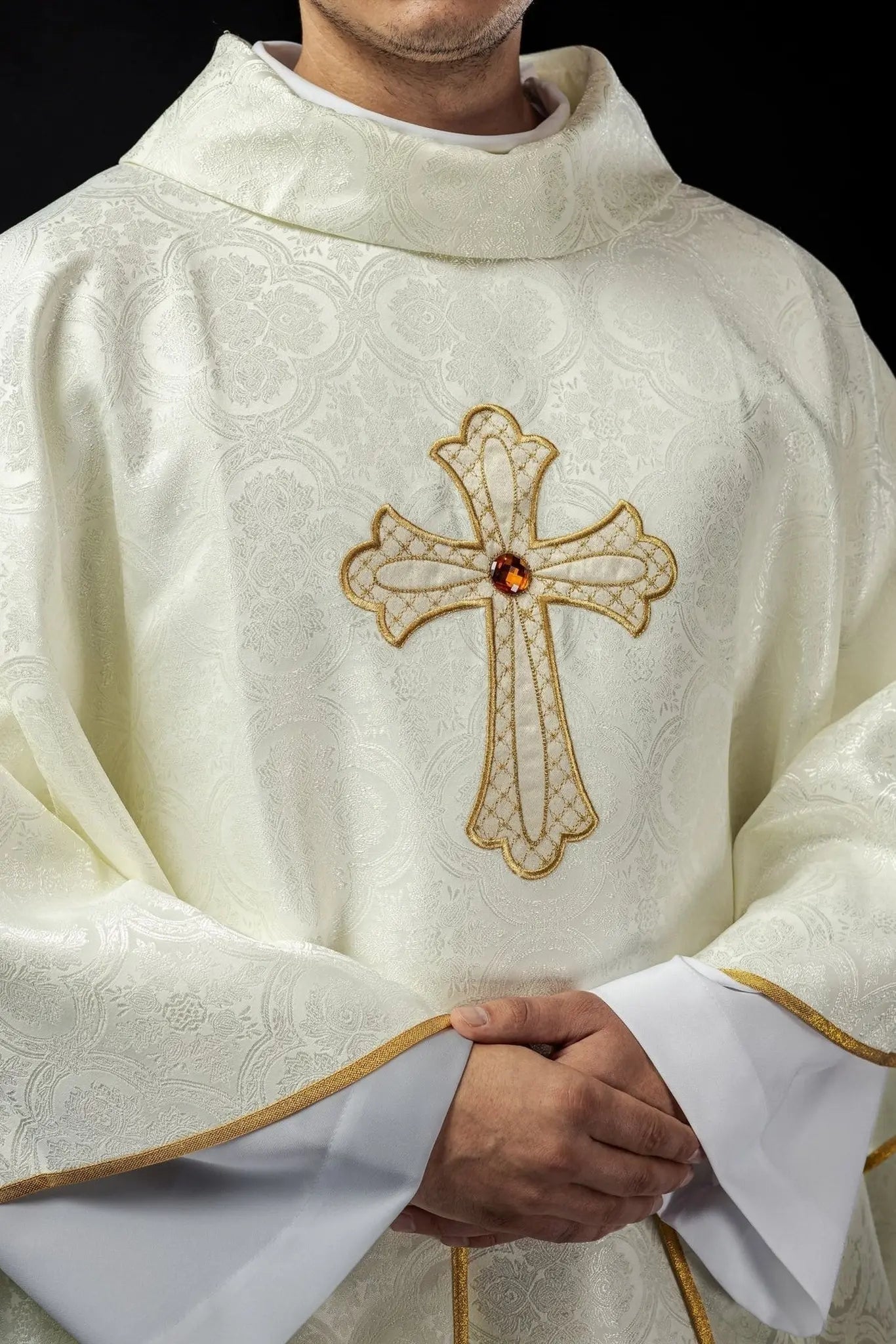 Embroidered chasuble with symbol of the cross ecru
