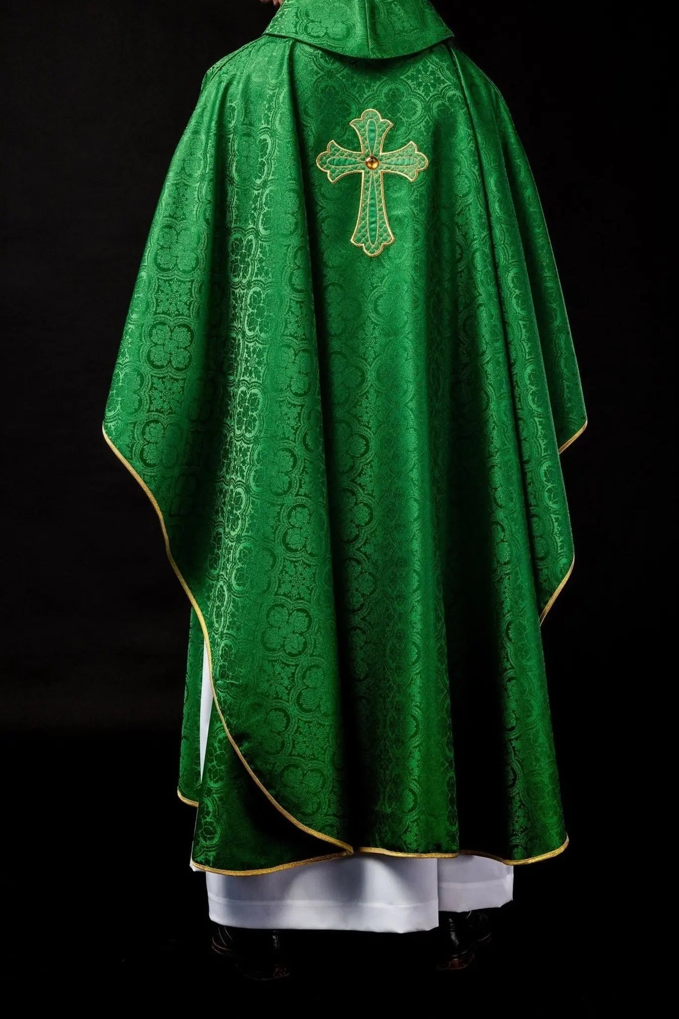 Embroidered chasuble with symbol of the cross Green