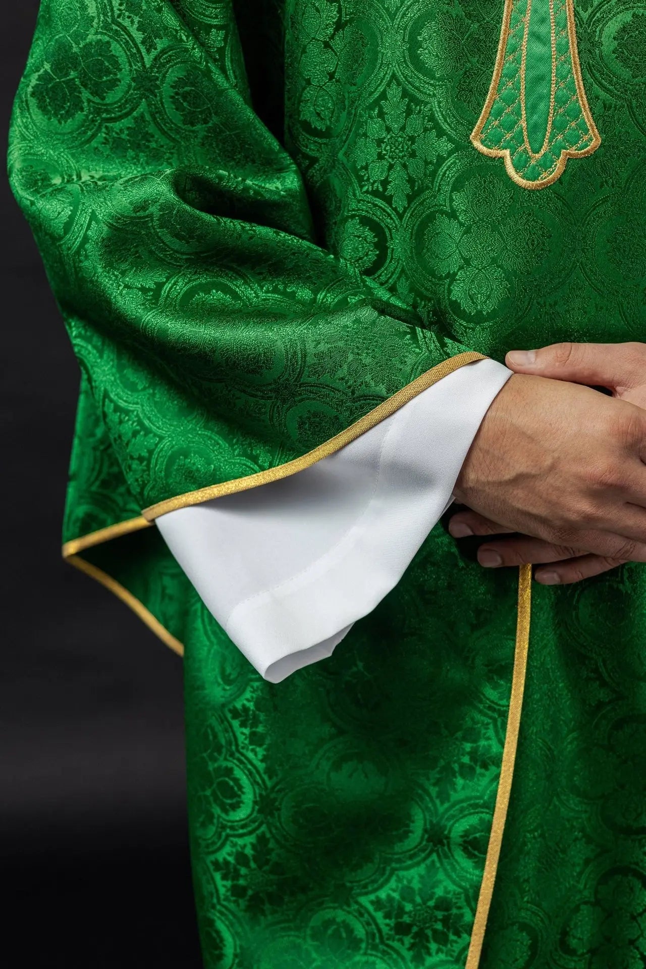 Ornat haftowany z symbolem krzyża Zielony