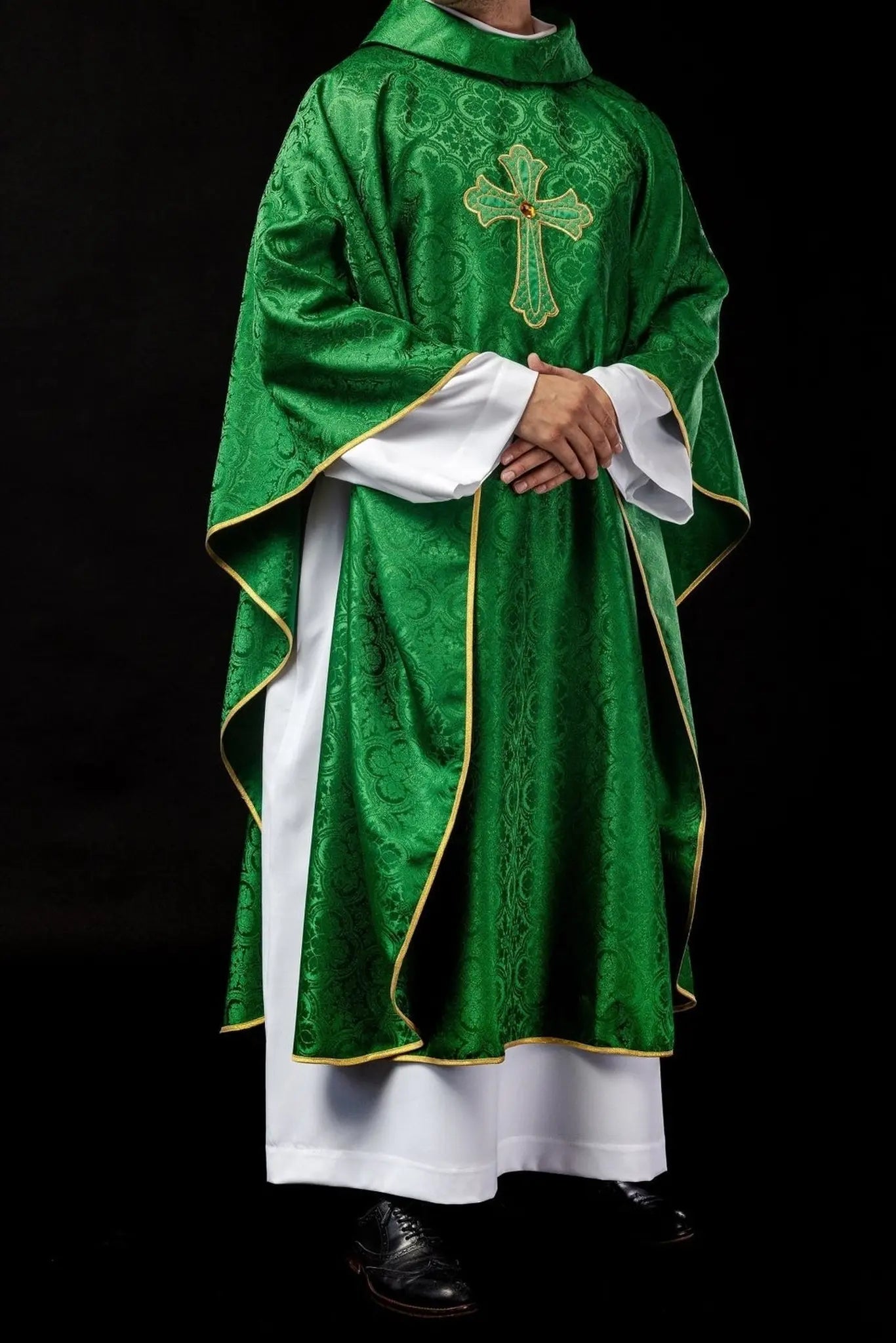Embroidered chasuble with symbol of the cross Green