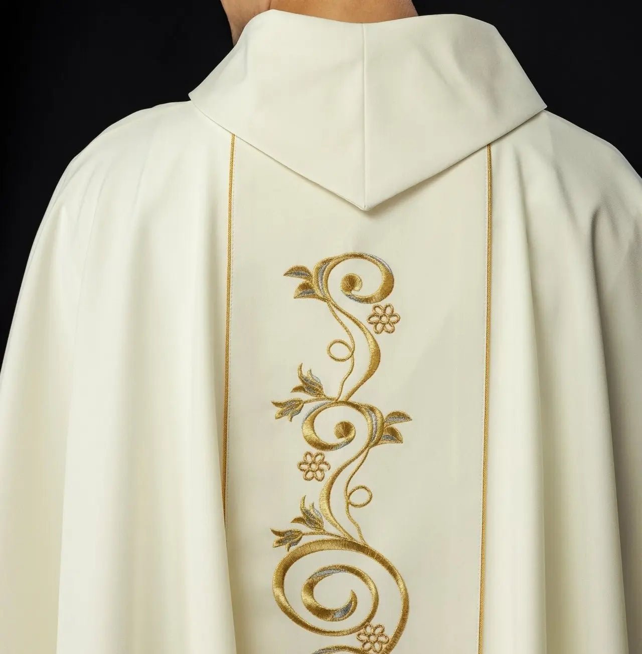 Ornat liturgiczny z haftem z wizerunkiem Matki Bożej Fatimskiej