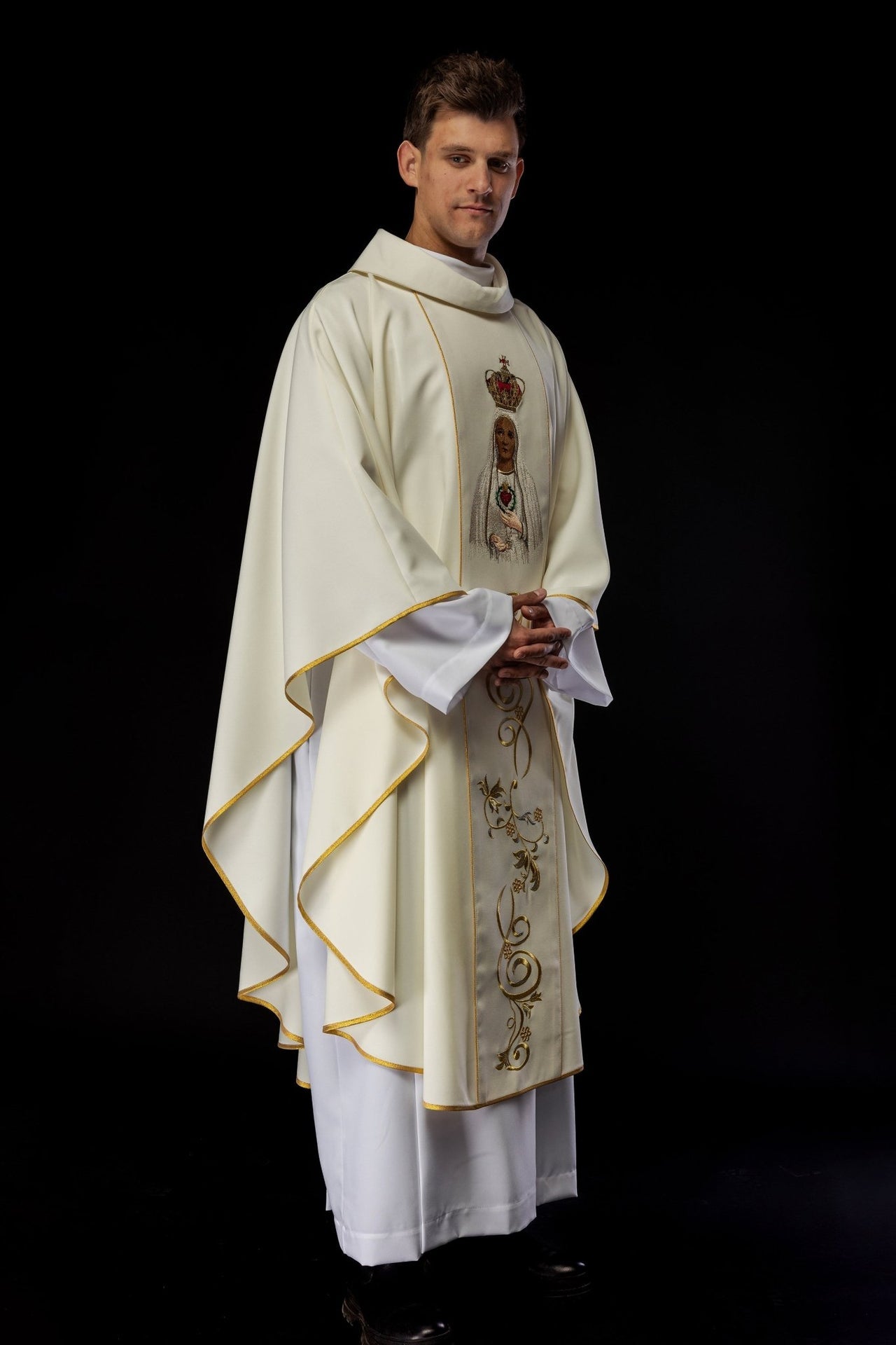 Ornat haftowany z wizerunkiem Matki Boskiej Fatimskiej