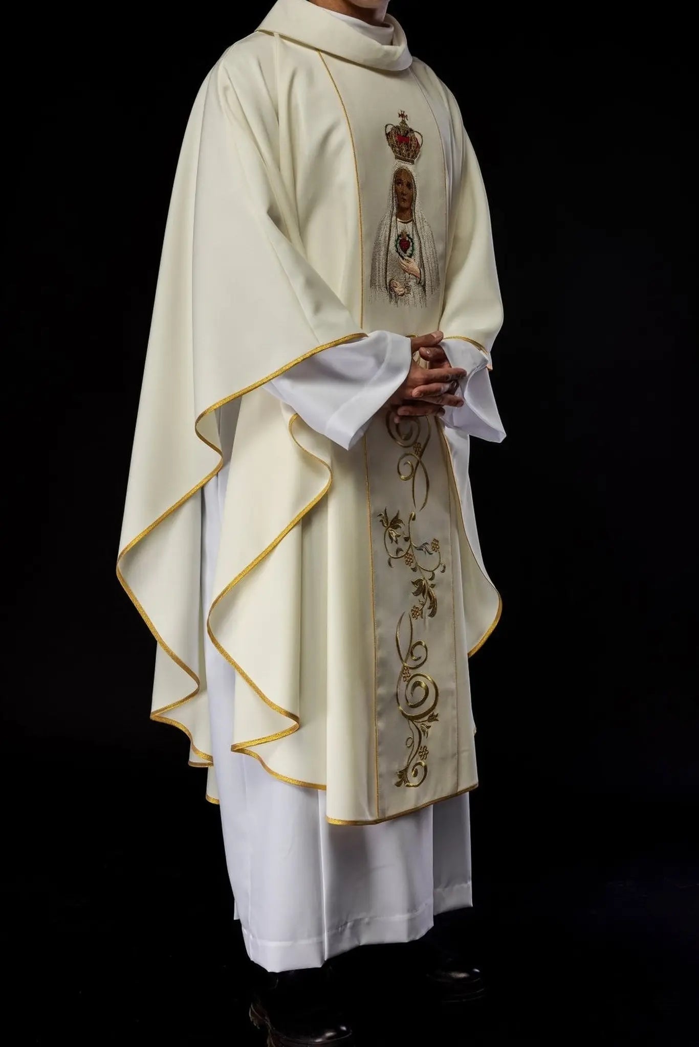 Ornat liturgiczny z haftem z wizerunkiem Matki Bożej Fatimskiej