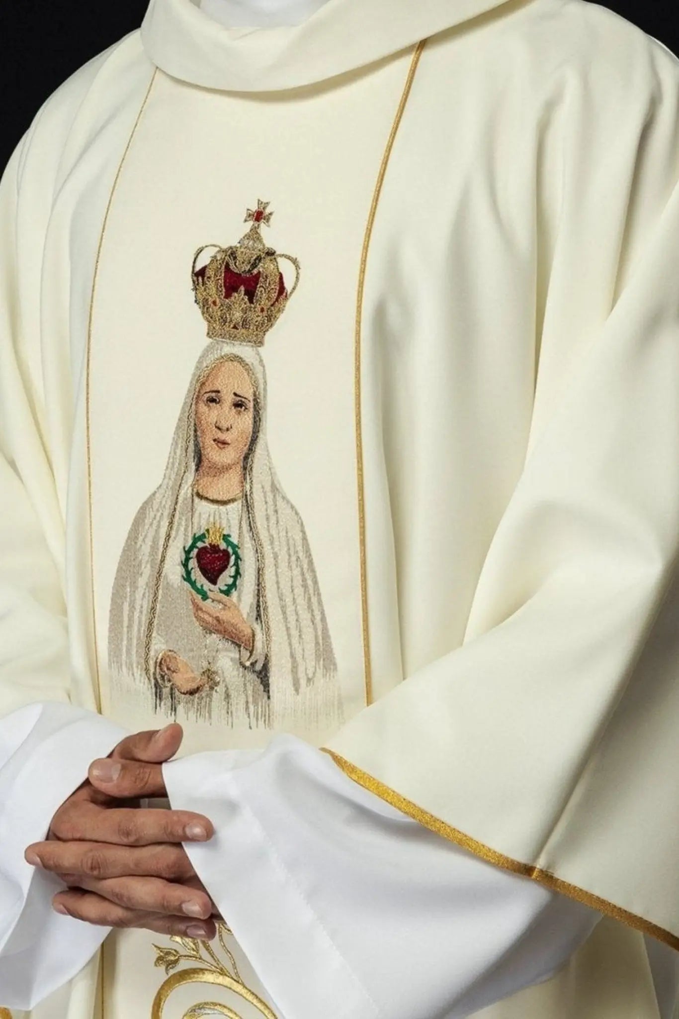 Embroidered chasuble with the image of Our Lady of Fatima
