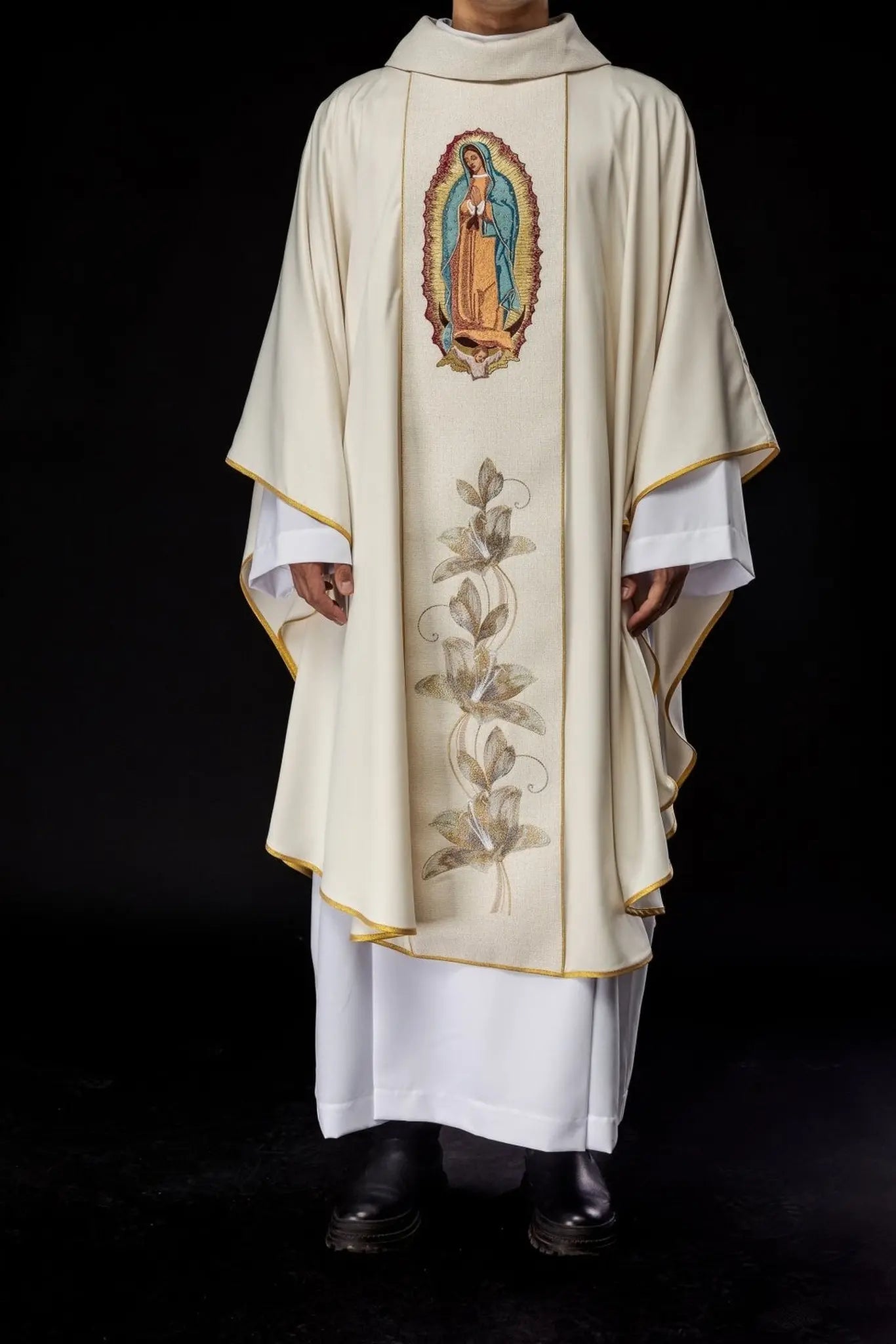 Ornat haftowany z wizerunkiem Matki Bożej z Guadalupe