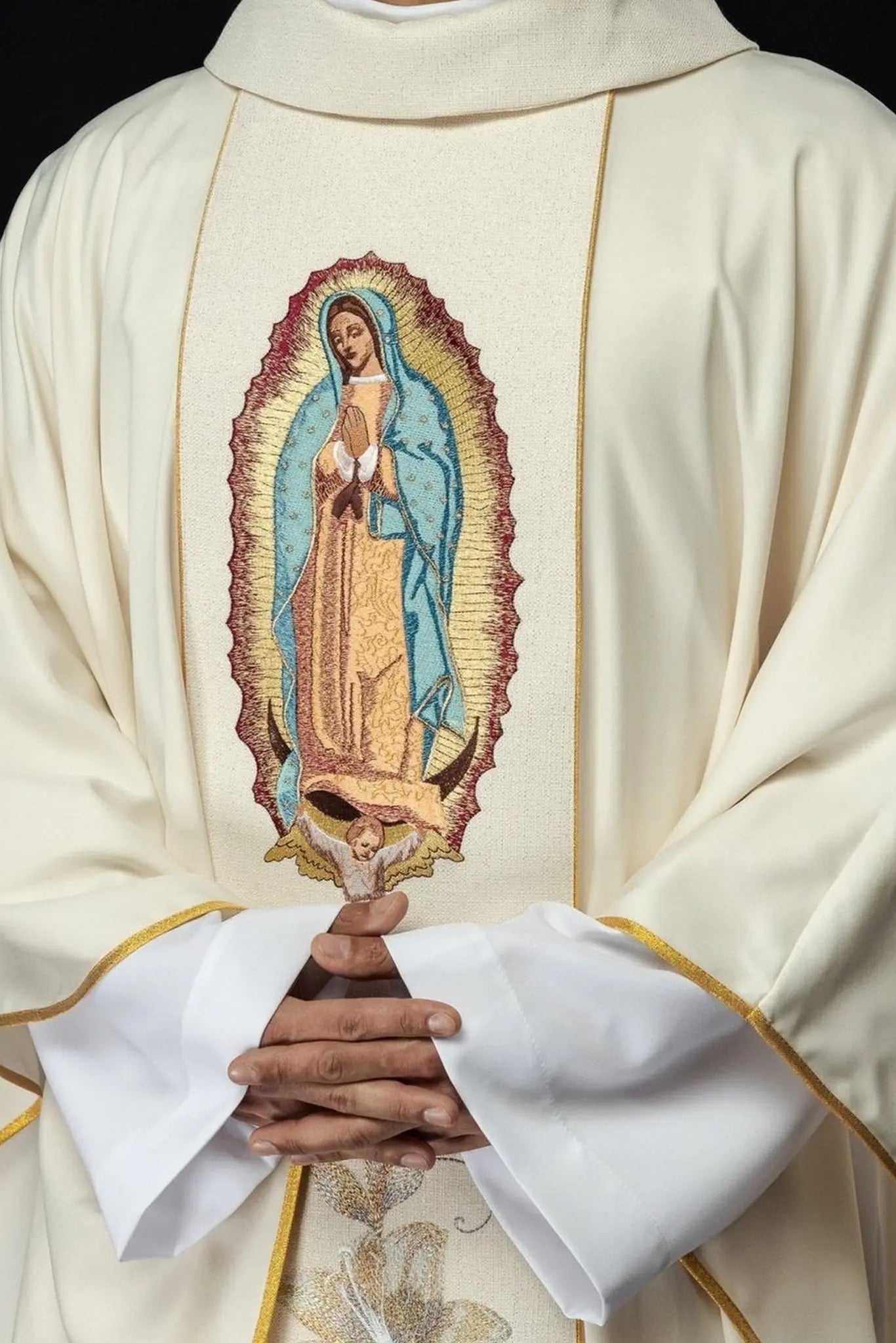 Ornat haftowany z wizerunkiem Matki Bożej z Guadalupe