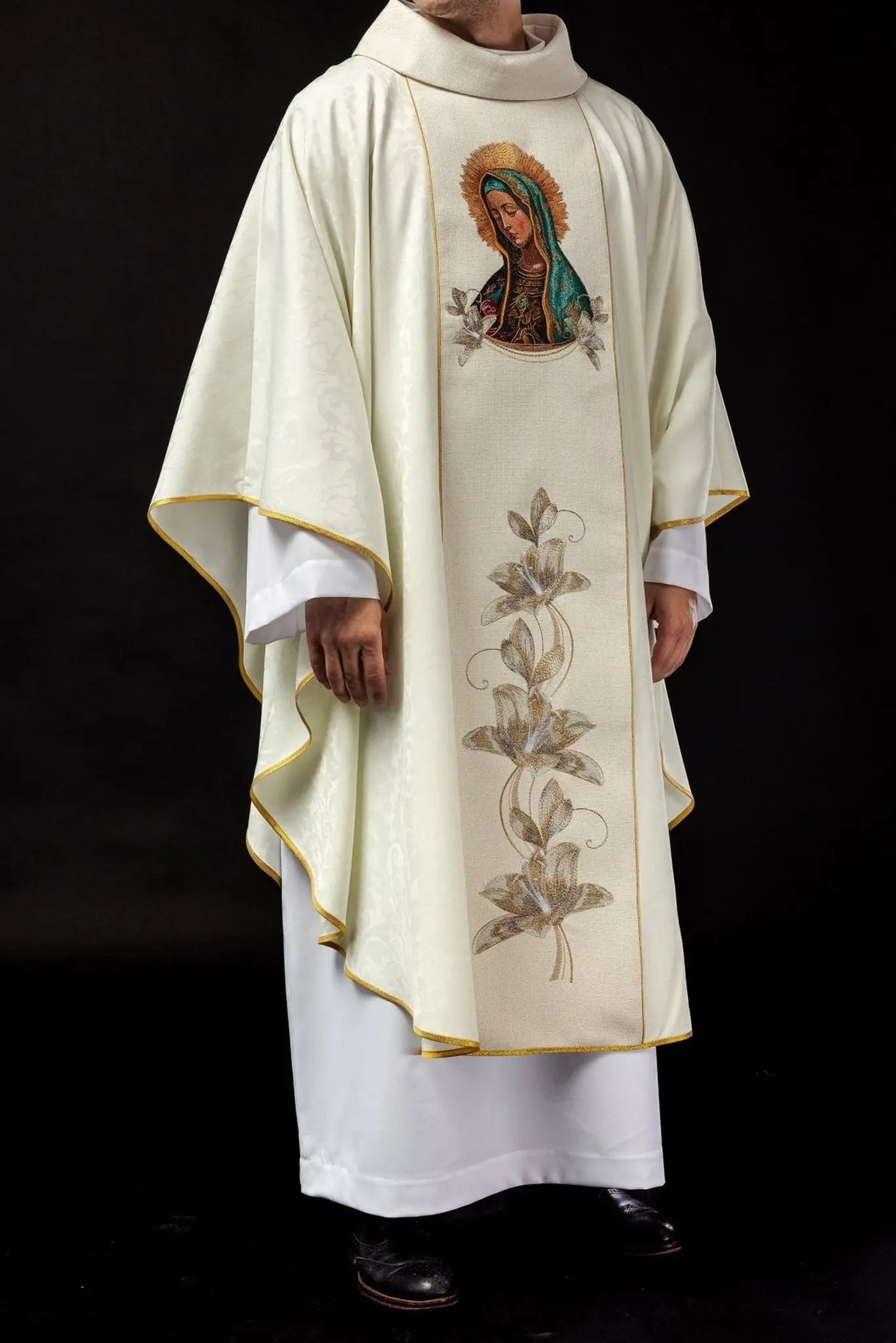 Ornat haftowany z wizerunkiem Matki Bożej z Guadalupe