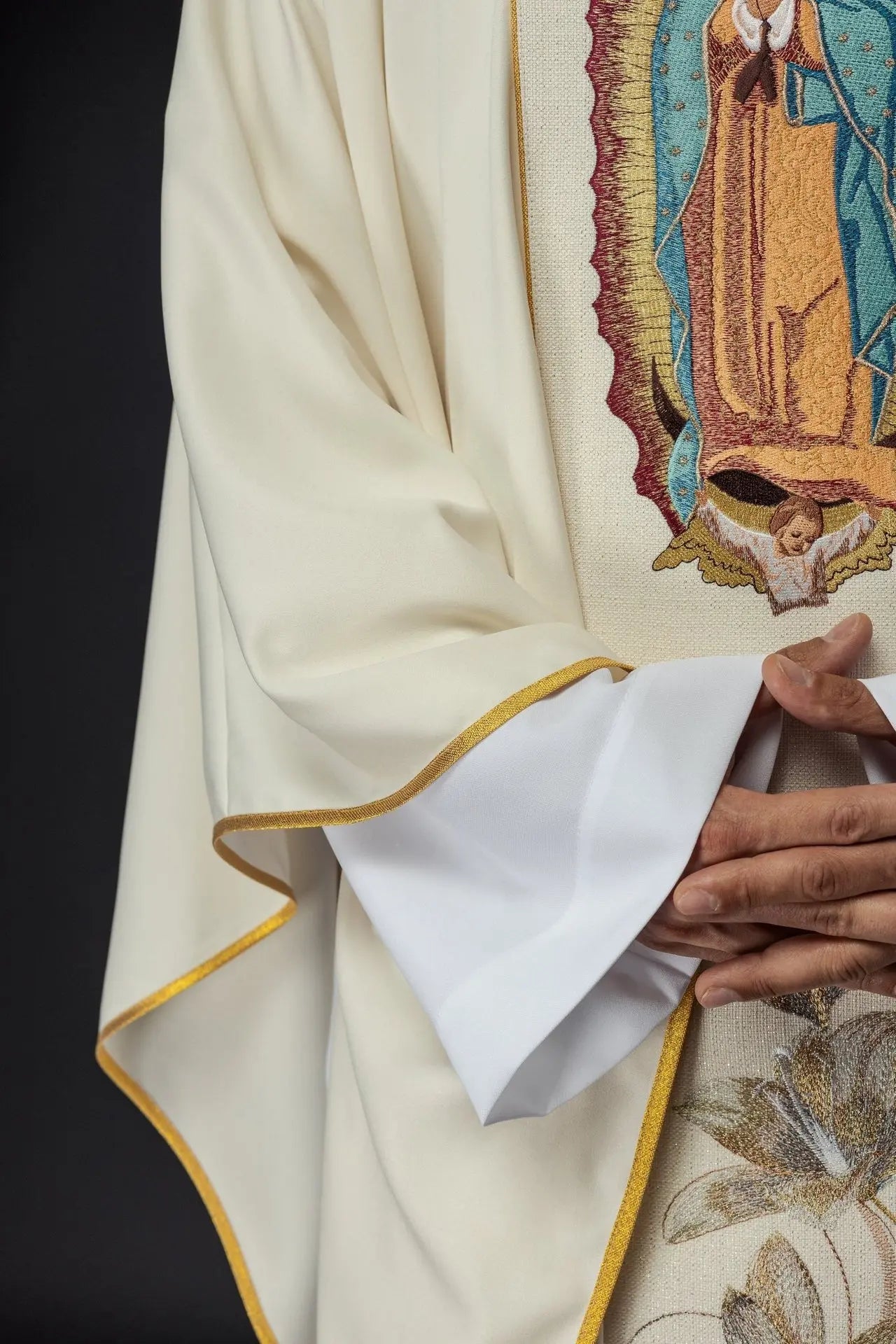 Ornat haftowany z wizerunkiem Matki Bożej z Guadalupe