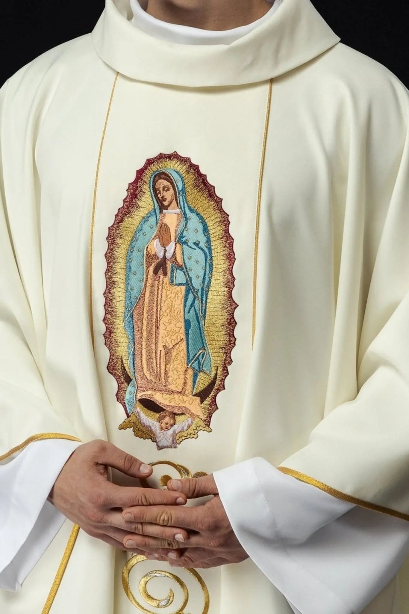 Ornat haftowany z wizerunkiem Matki Bożej z Guadalupe