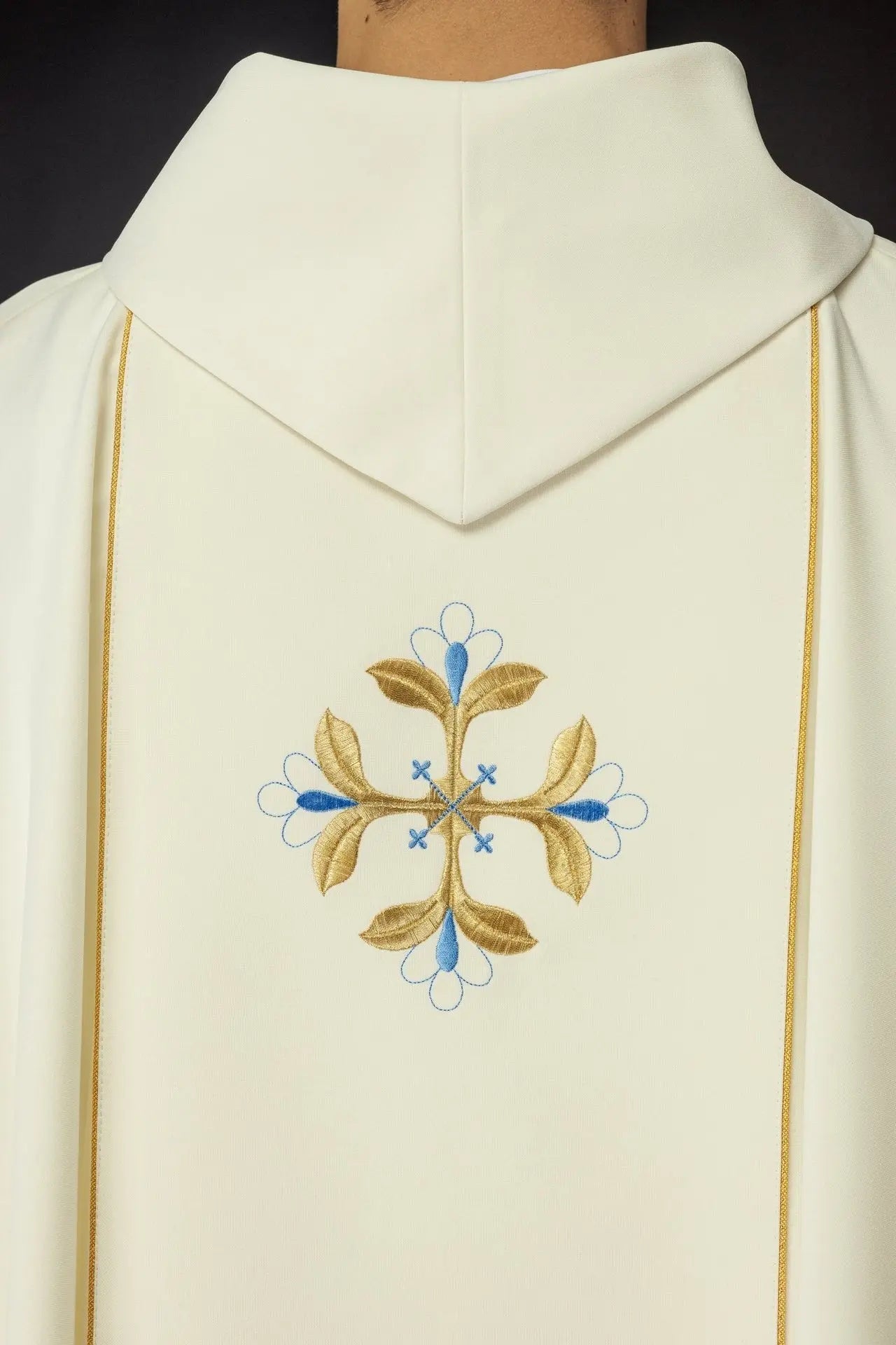 Ornat liturgiczny z haftem z wizerunkiem Matki Bożej Niepokalanej