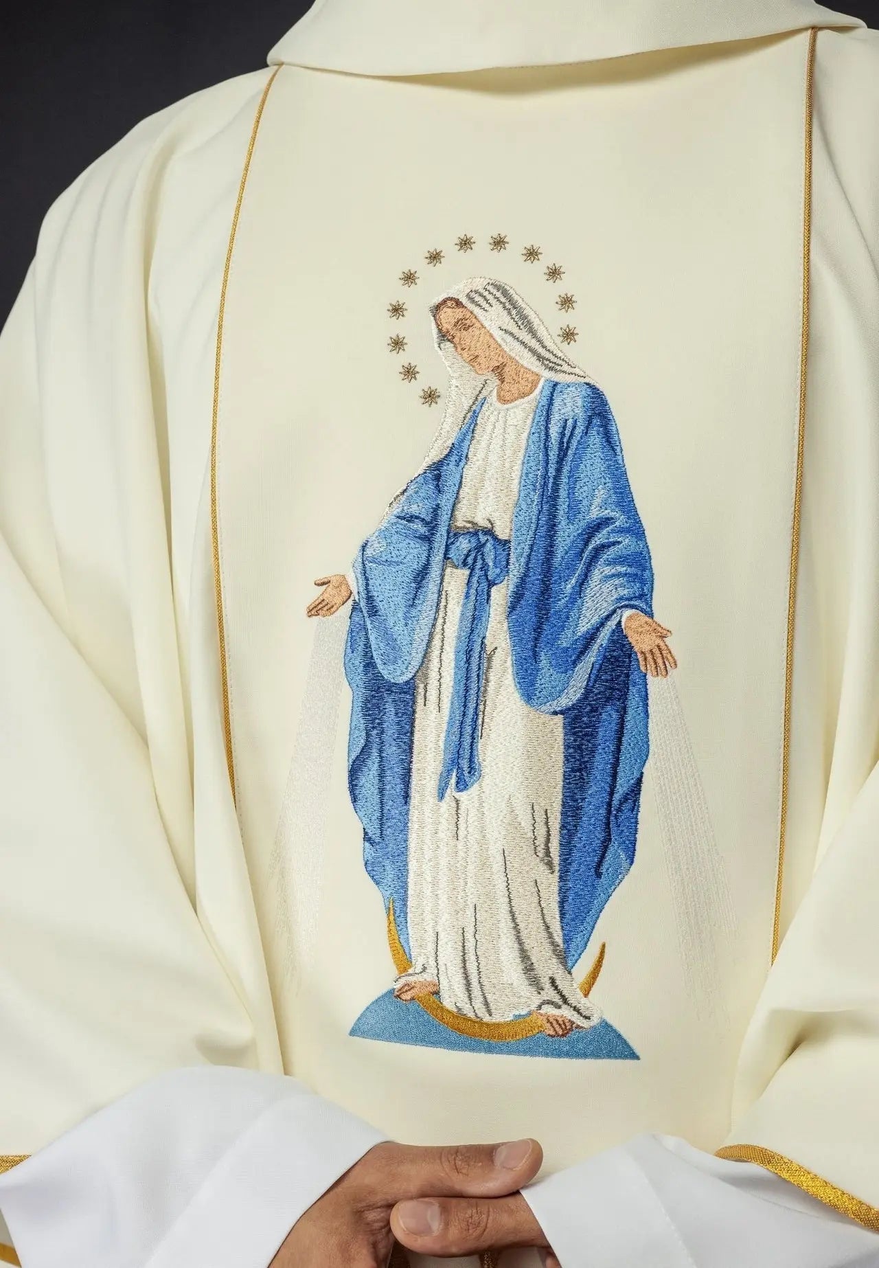 Ornat liturgiczny z haftem z wizerunkiem Matki Bożej Niepokalanej