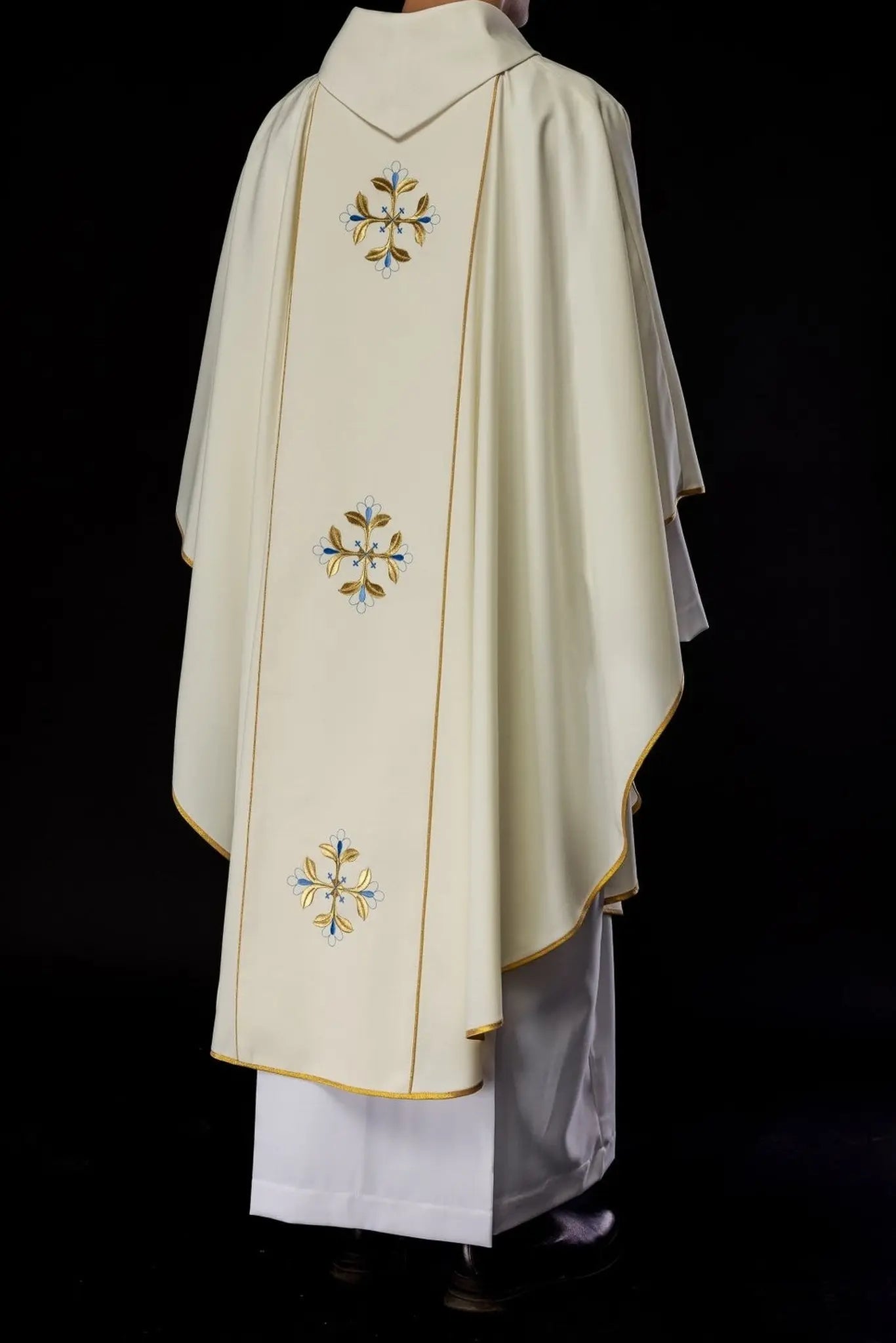 Ornat liturgiczny z haftem z wizerunkiem Matki Bożej Niepokalanej