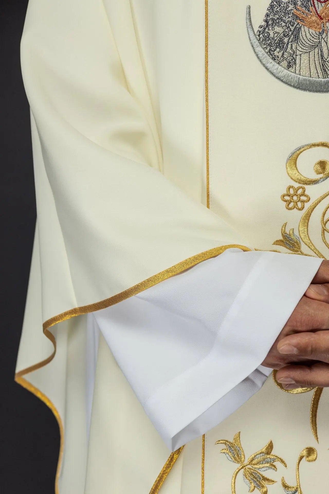 Ornat liturgiczny z haftem z wizerunkiem Matki Bożej Bramy Porannej