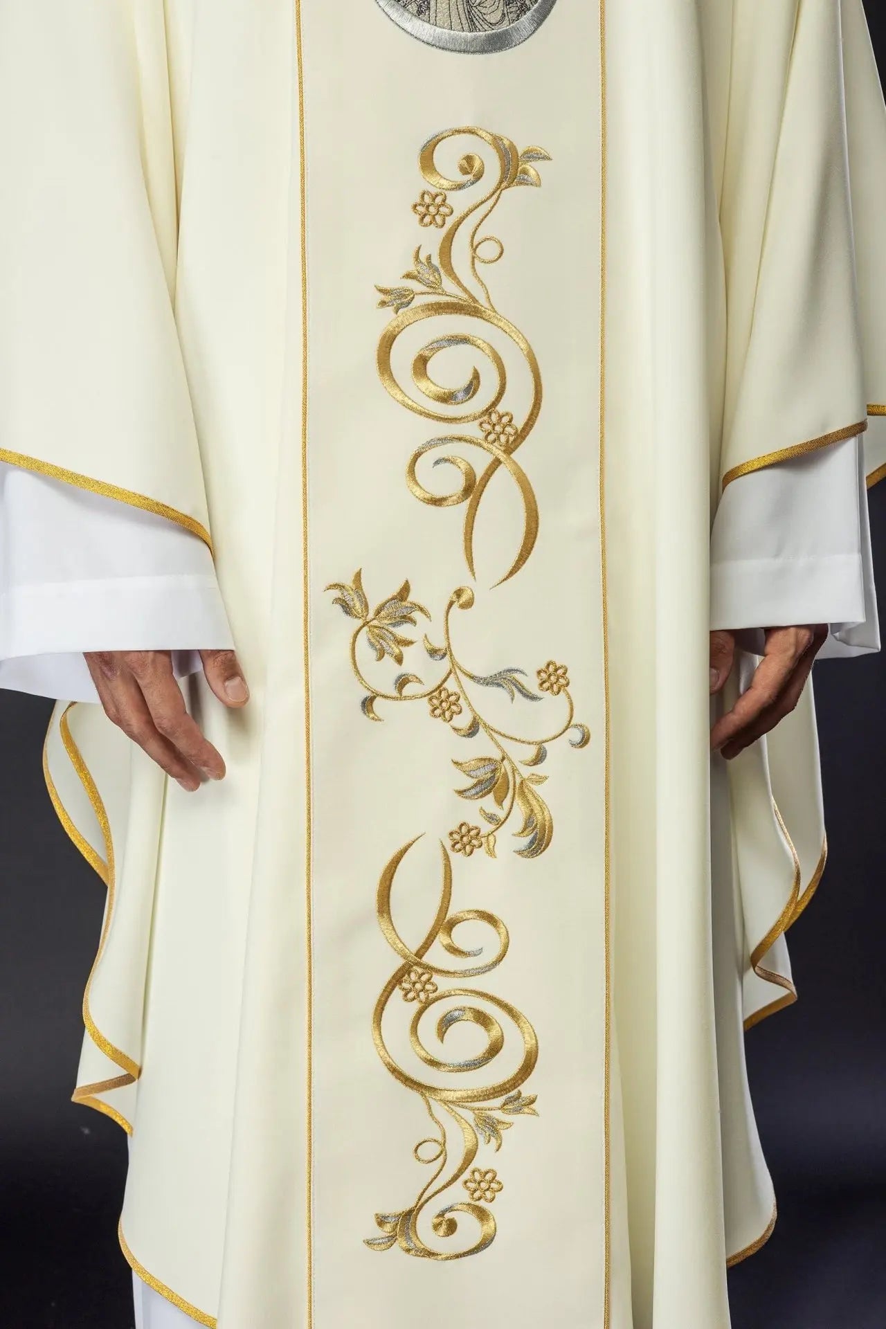 Ornat liturgiczny z haftem z wizerunkiem Matki Bożej Bramy Porannej
