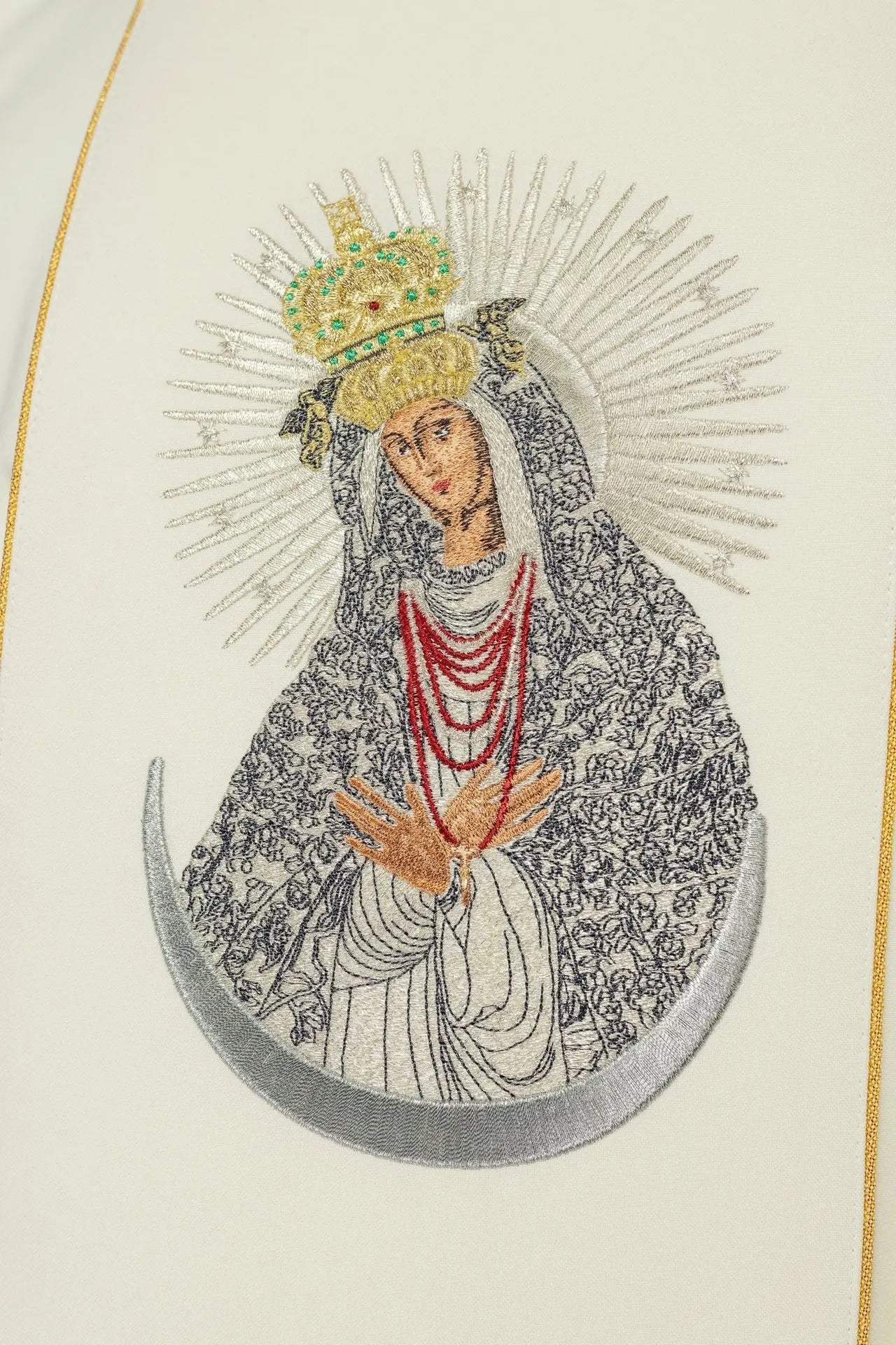 Ornat liturgiczny z haftem z wizerunkiem Matki Bożej Bramy Porannej