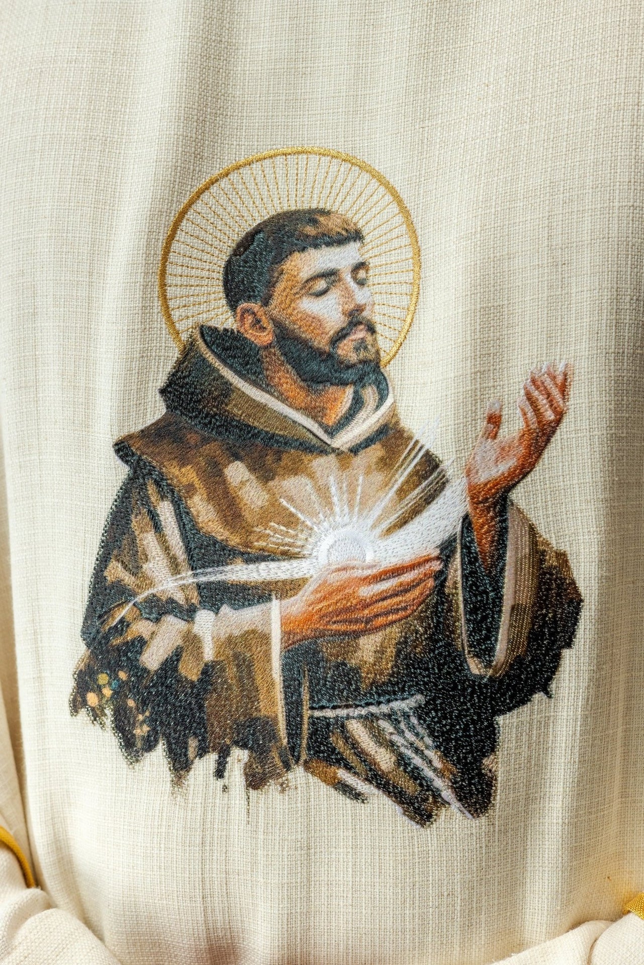 Ornat haftowany z wizerunkiem Świętego Franciszka