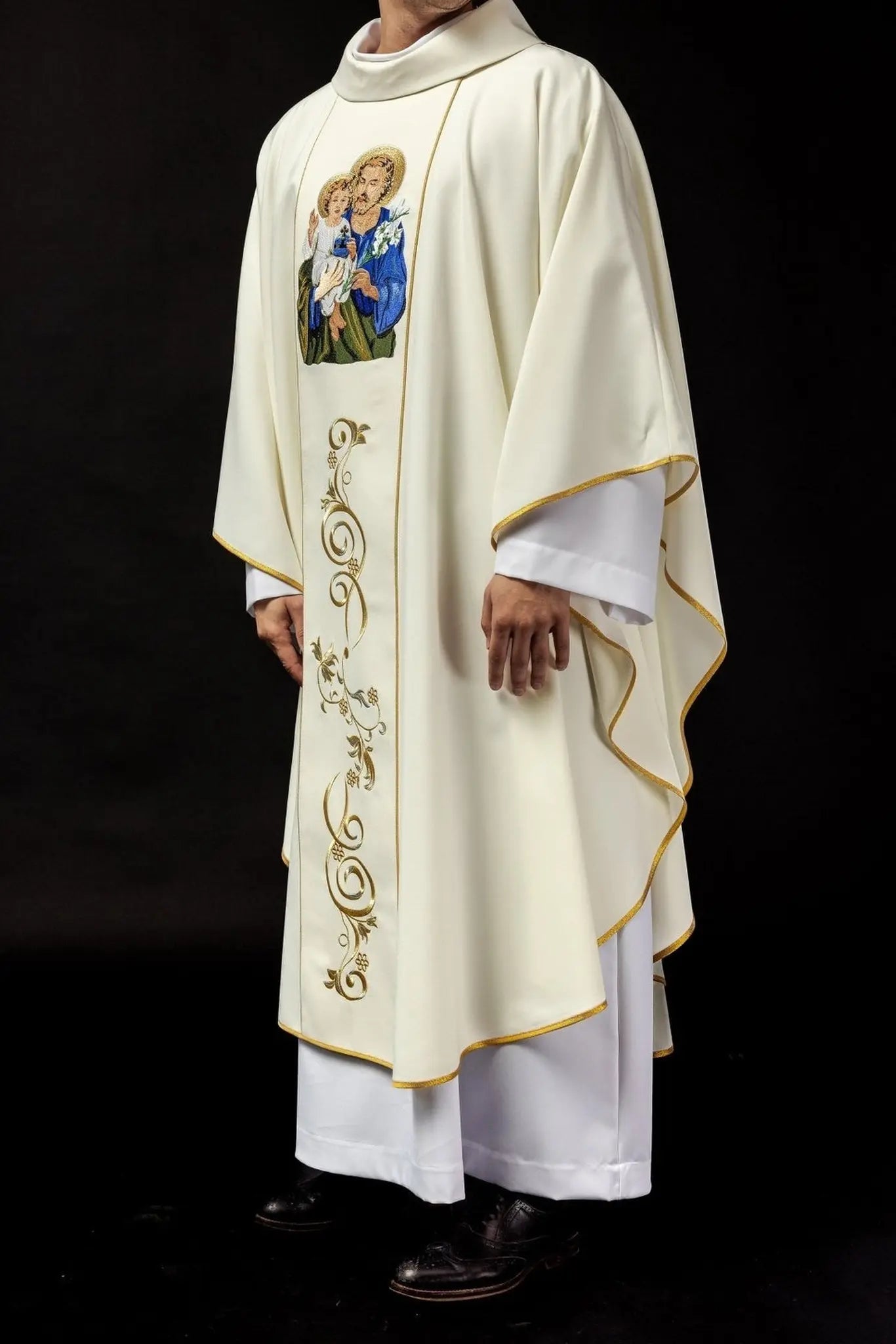 Ornat liturgiczny z haftem z wizerunkiem św. Józefa