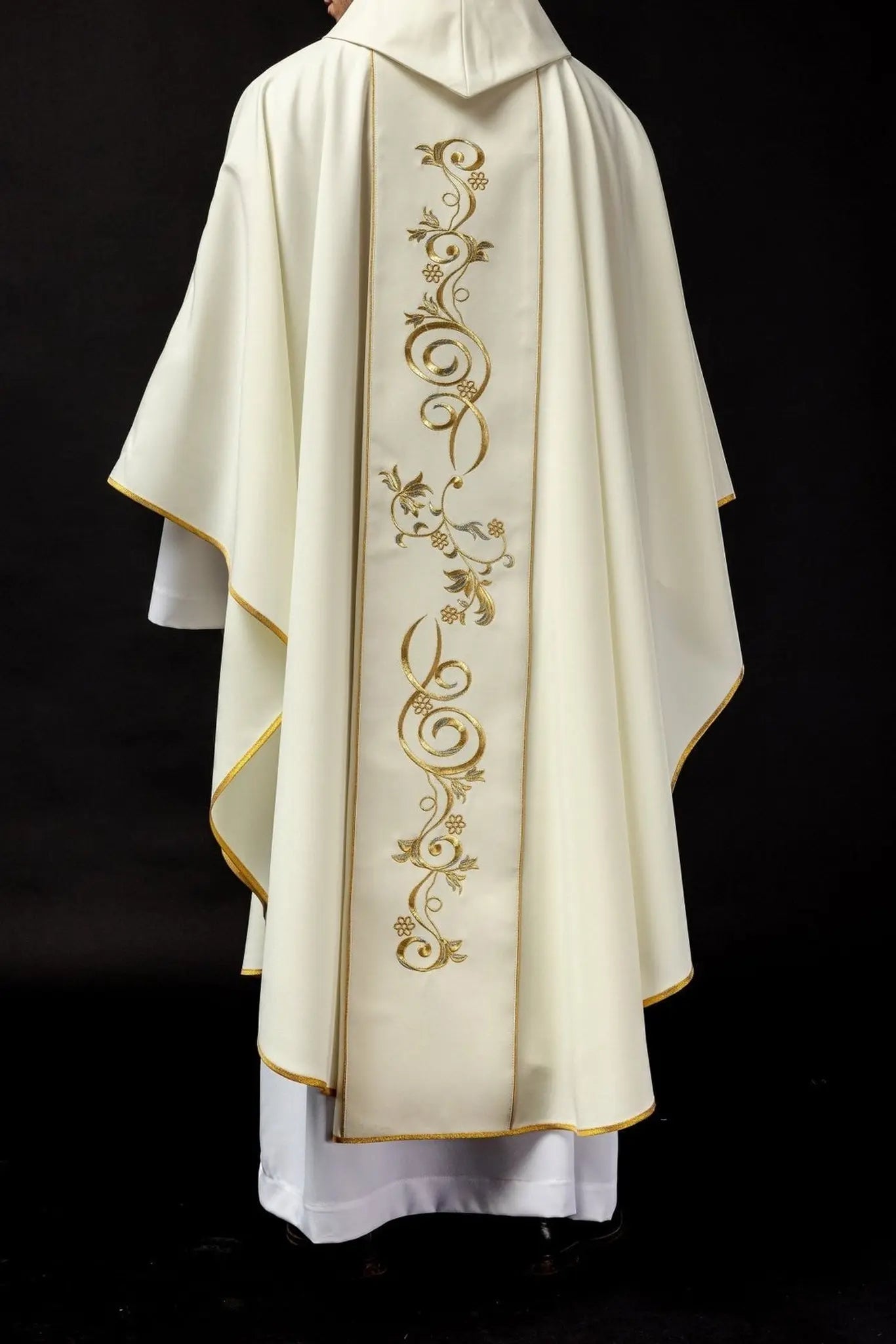 Ornat liturgiczny z haftem z wizerunkiem św. Józefa