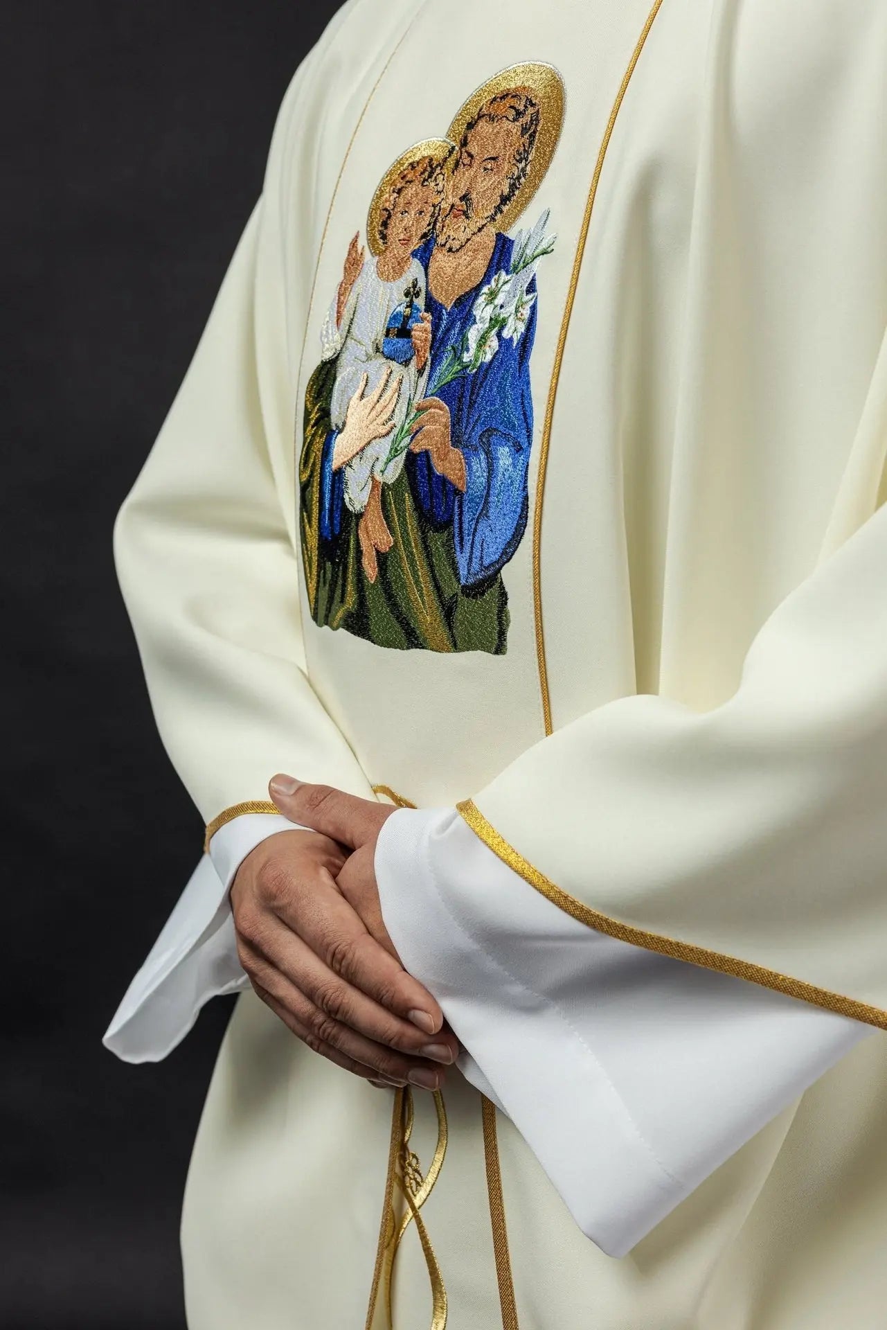 Ornat liturgiczny z haftem z wizerunkiem św. Józefa