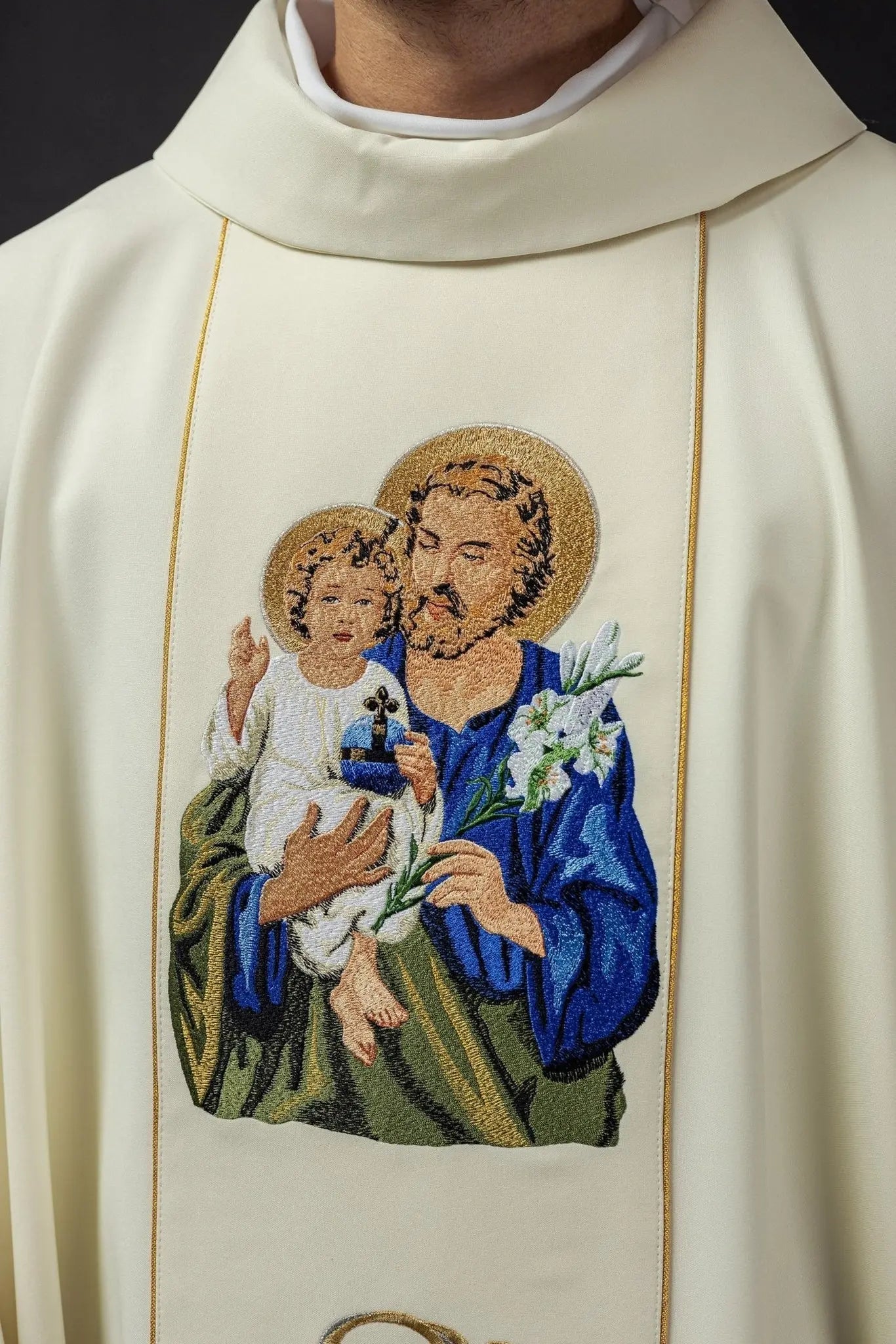 Ornat liturgiczny z haftem z wizerunkiem św. Józefa
