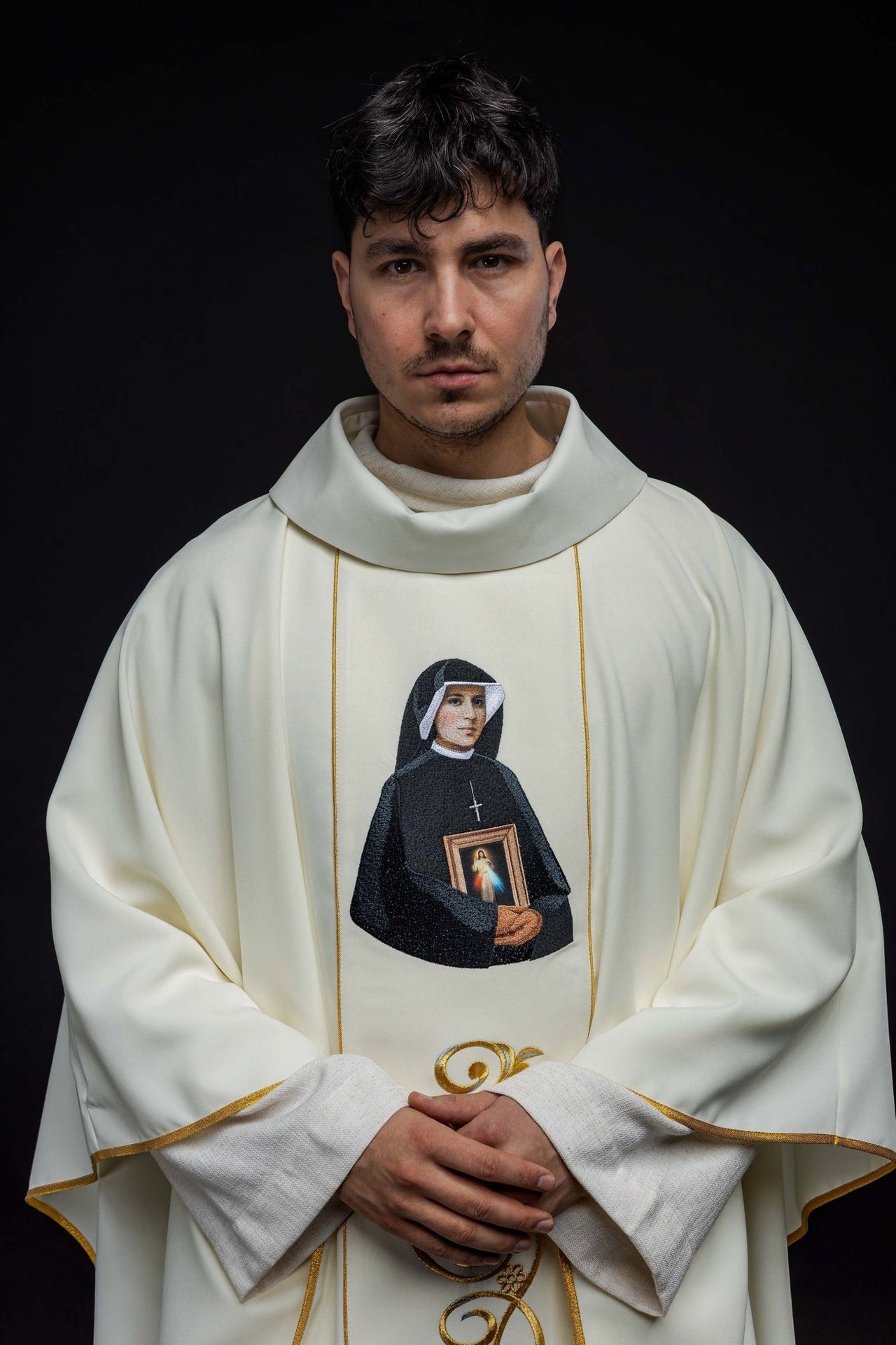 Ornat haftowany z wizerunkiem Świętej Faustyny