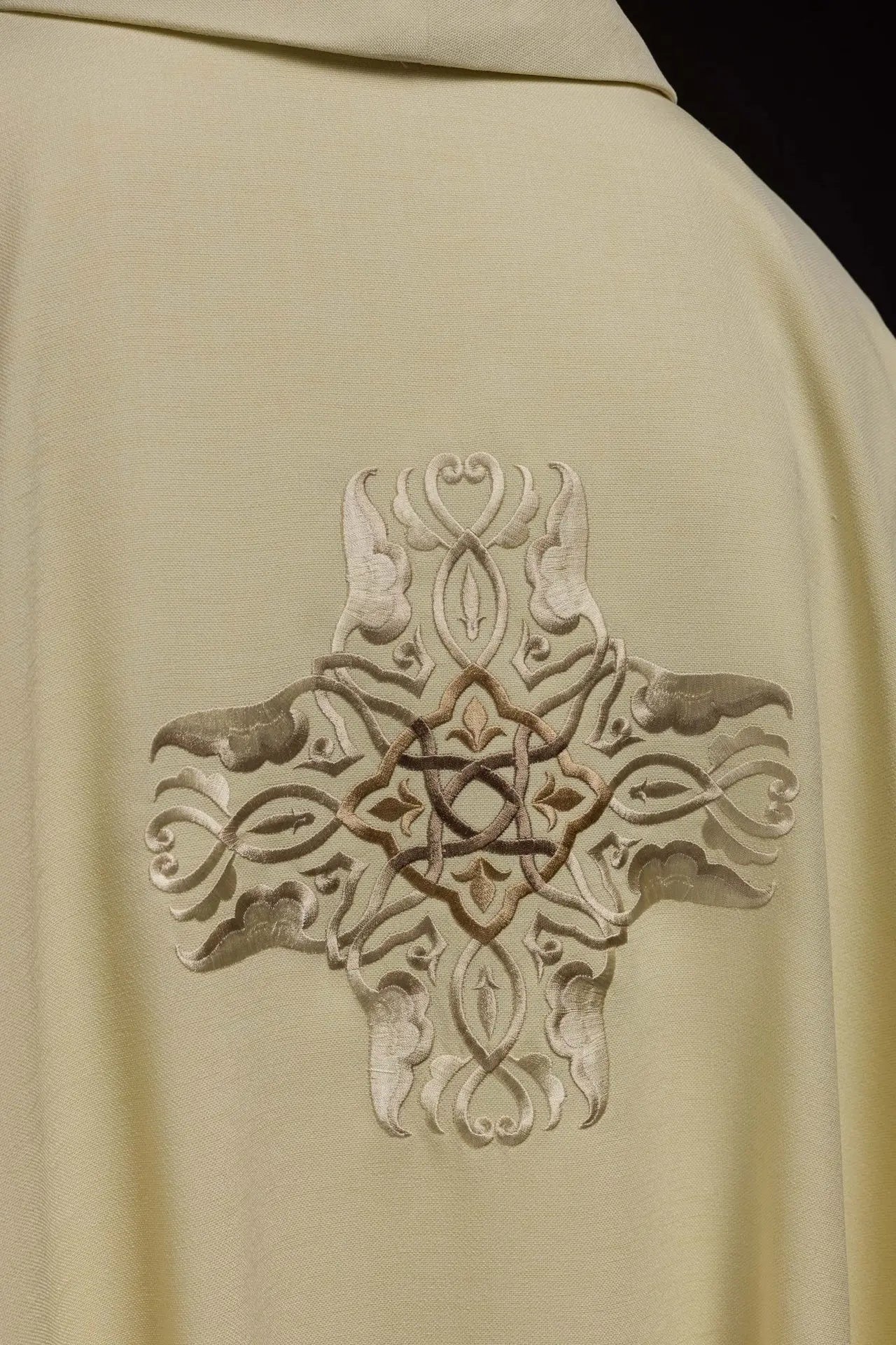 Chasuble embroidered with the design of the Cross in ecru