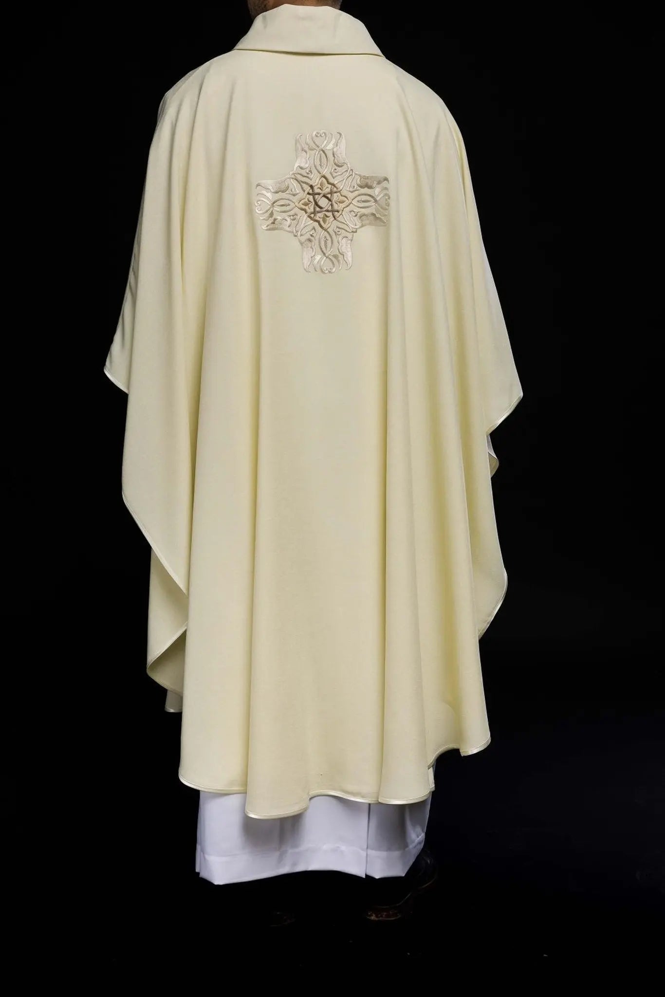 Chasuble embroidered with the design of the Cross in ecru