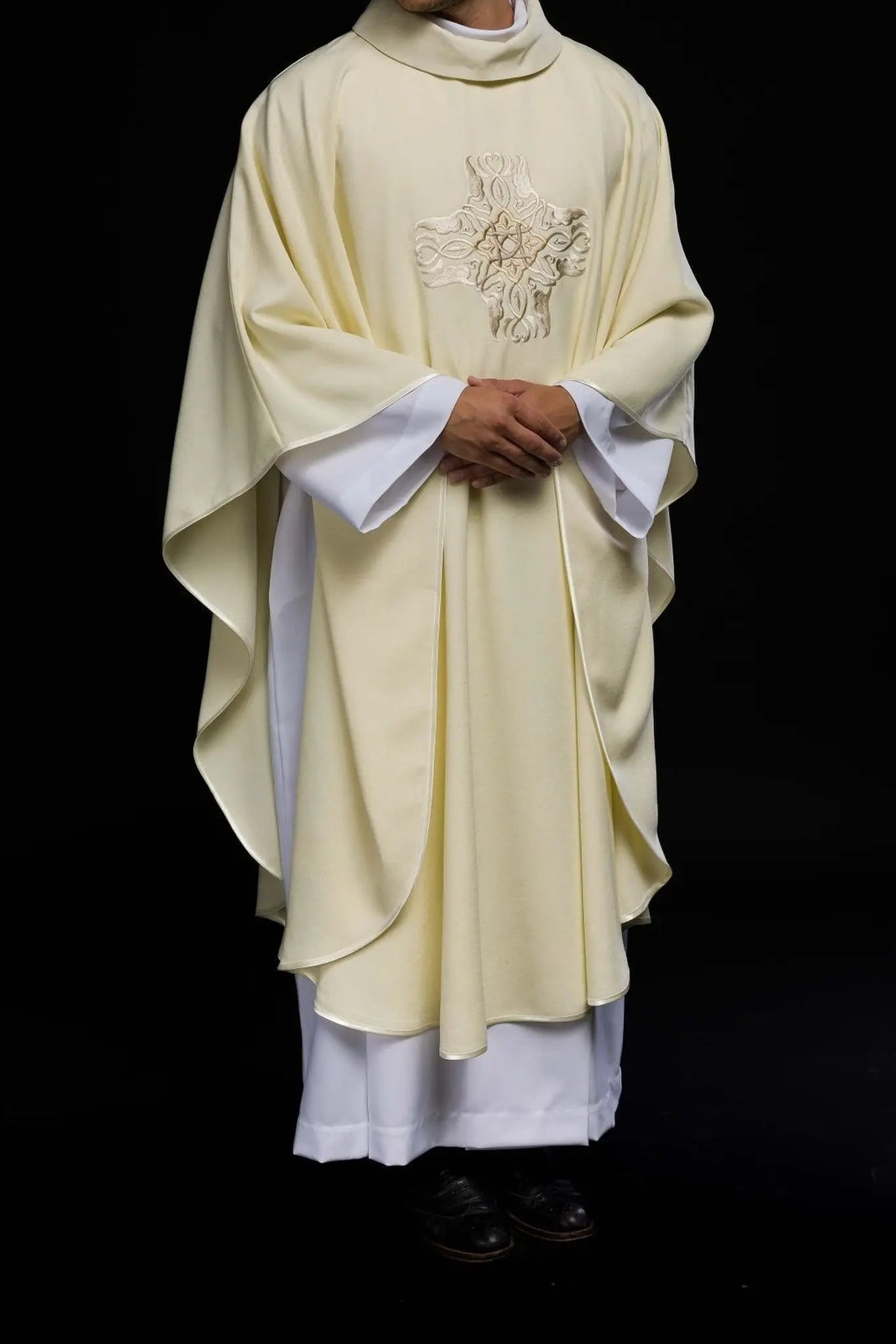 Chasuble embroidered with the design of the Cross in ecru