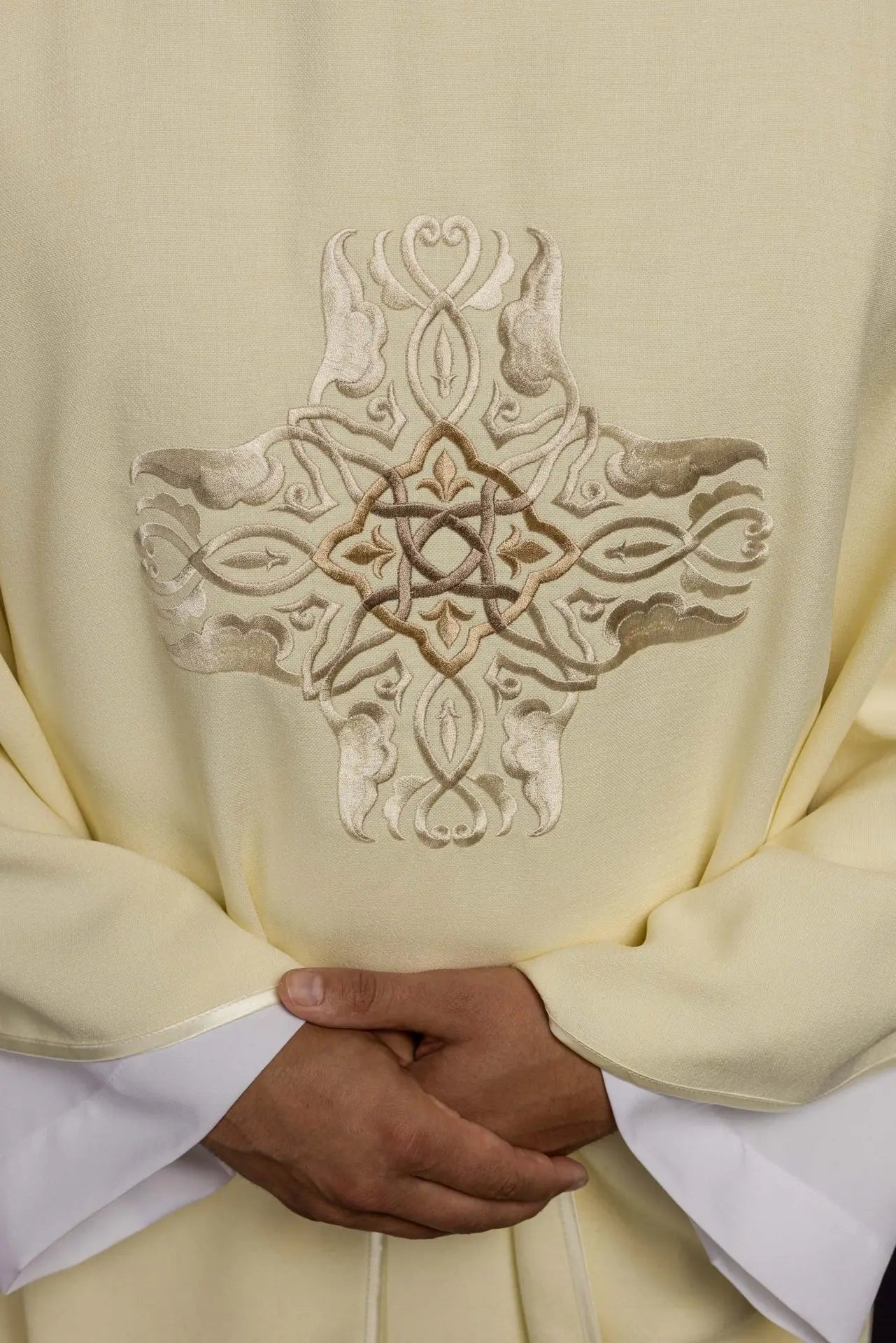 Chasuble embroidered with the design of the Cross in ecru