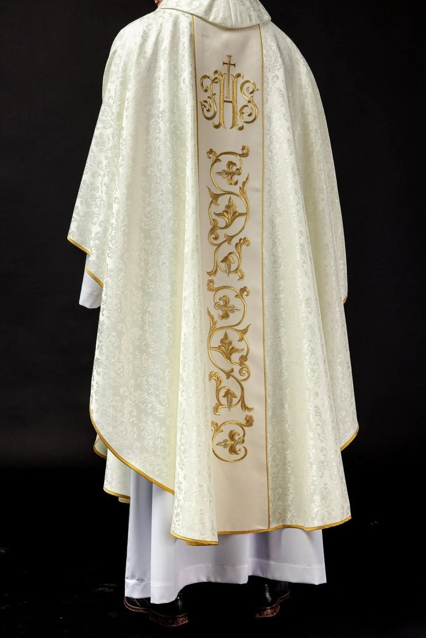 Ornat liturgiczny w kolorze ecru z bogato zdobionym pasem IHS