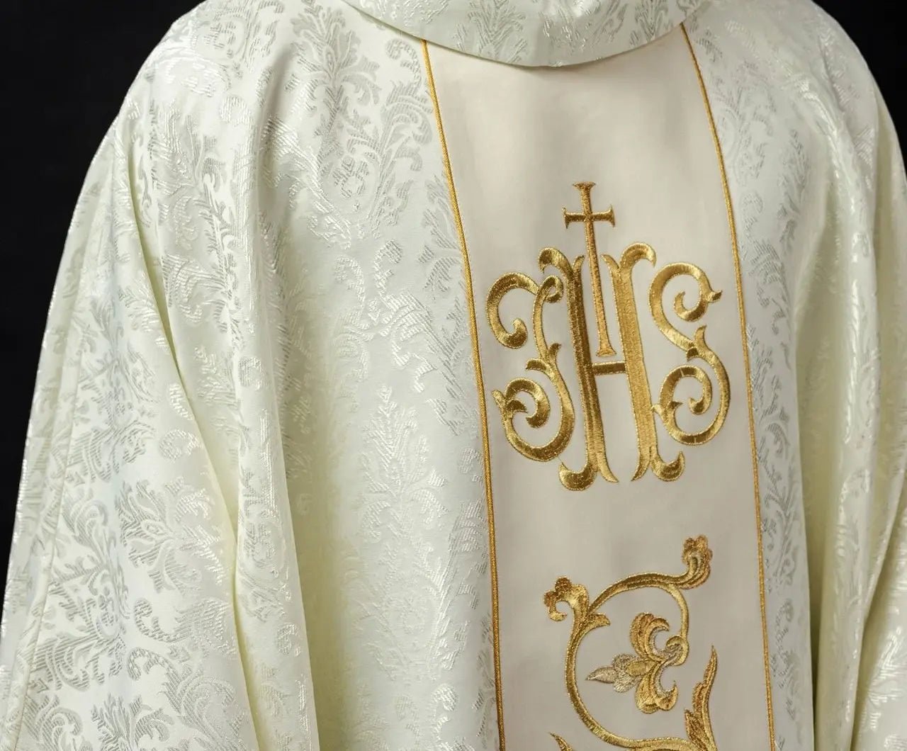 Ornat liturgiczny w kolorze ecru z bogato zdobionym pasem IHS
