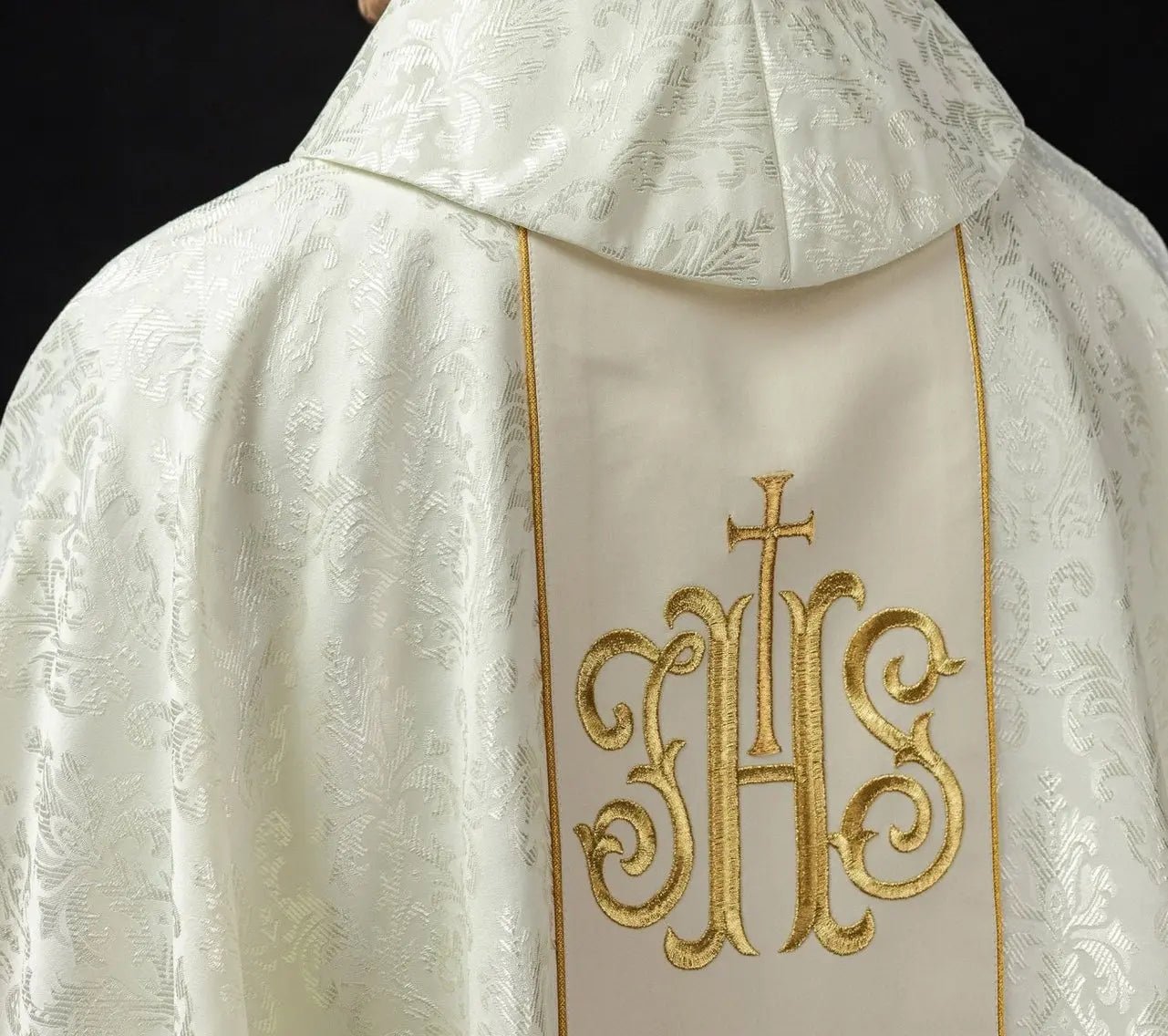Ornat liturgiczny w kolorze ecru z bogato zdobionym pasem IHS