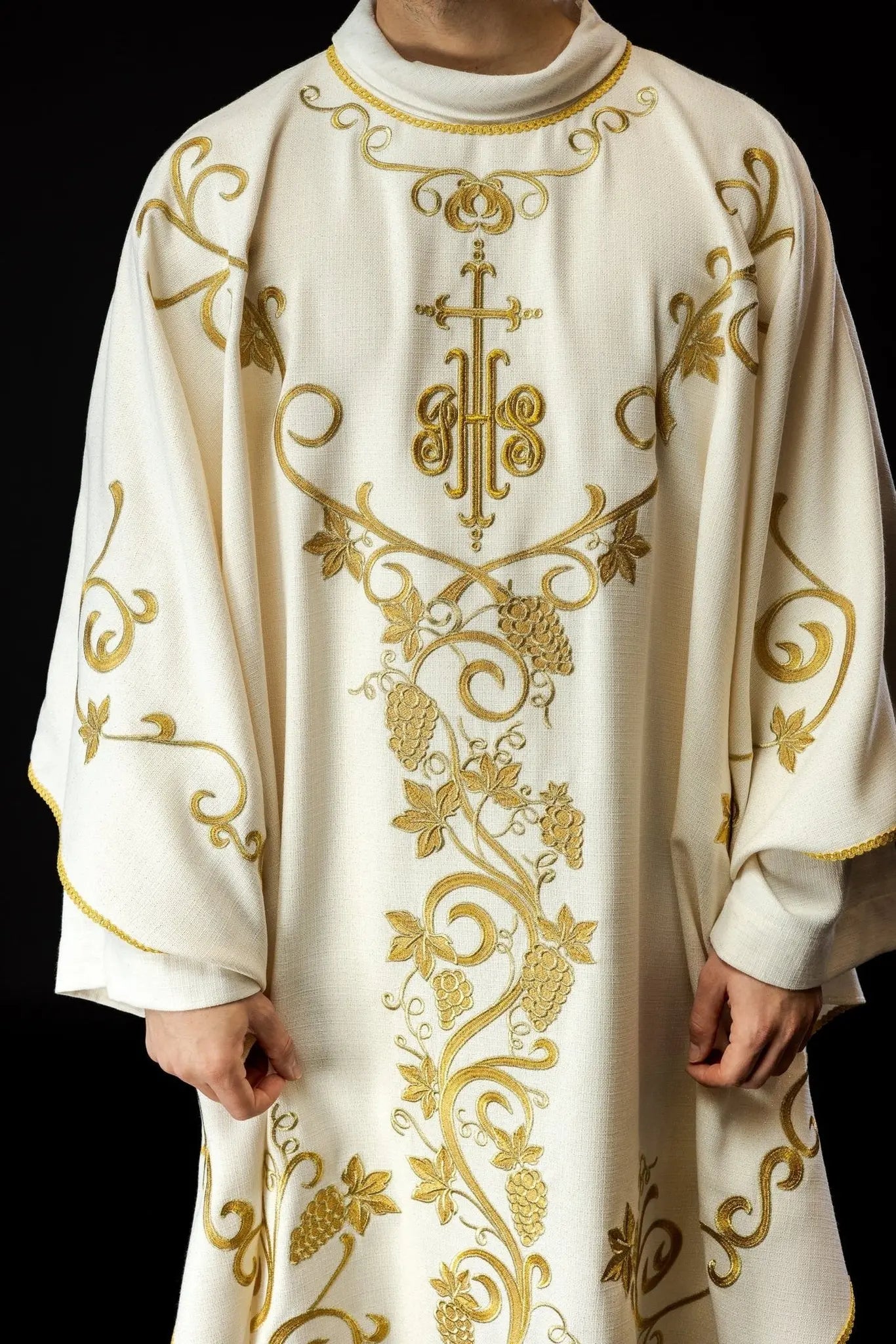 Ornat liturgiczny z haftem IHS i motywami winorośli w kolorze ecru