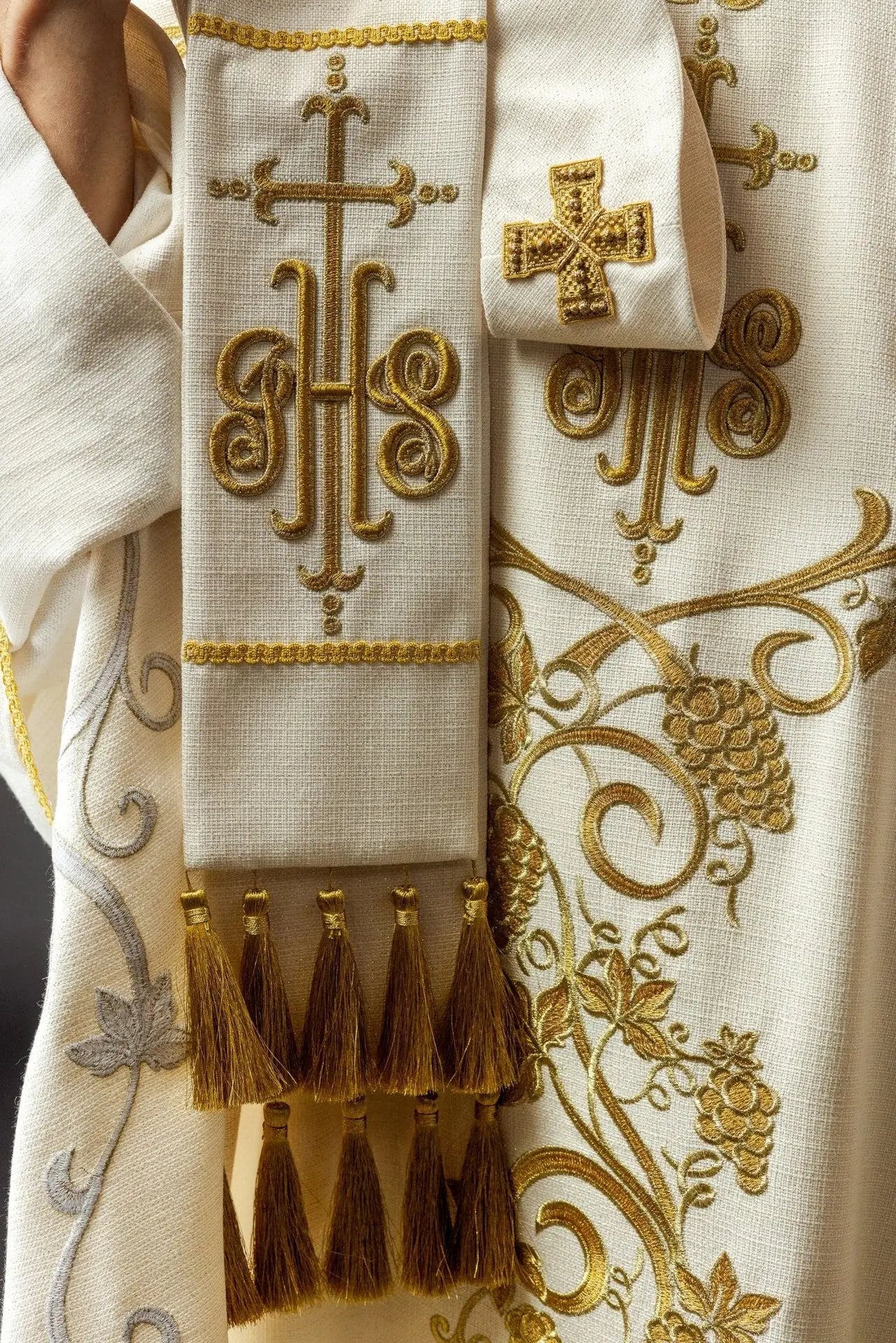 Ornat liturgiczny z haftem IHS i motywami winorośli w kolorze ecru