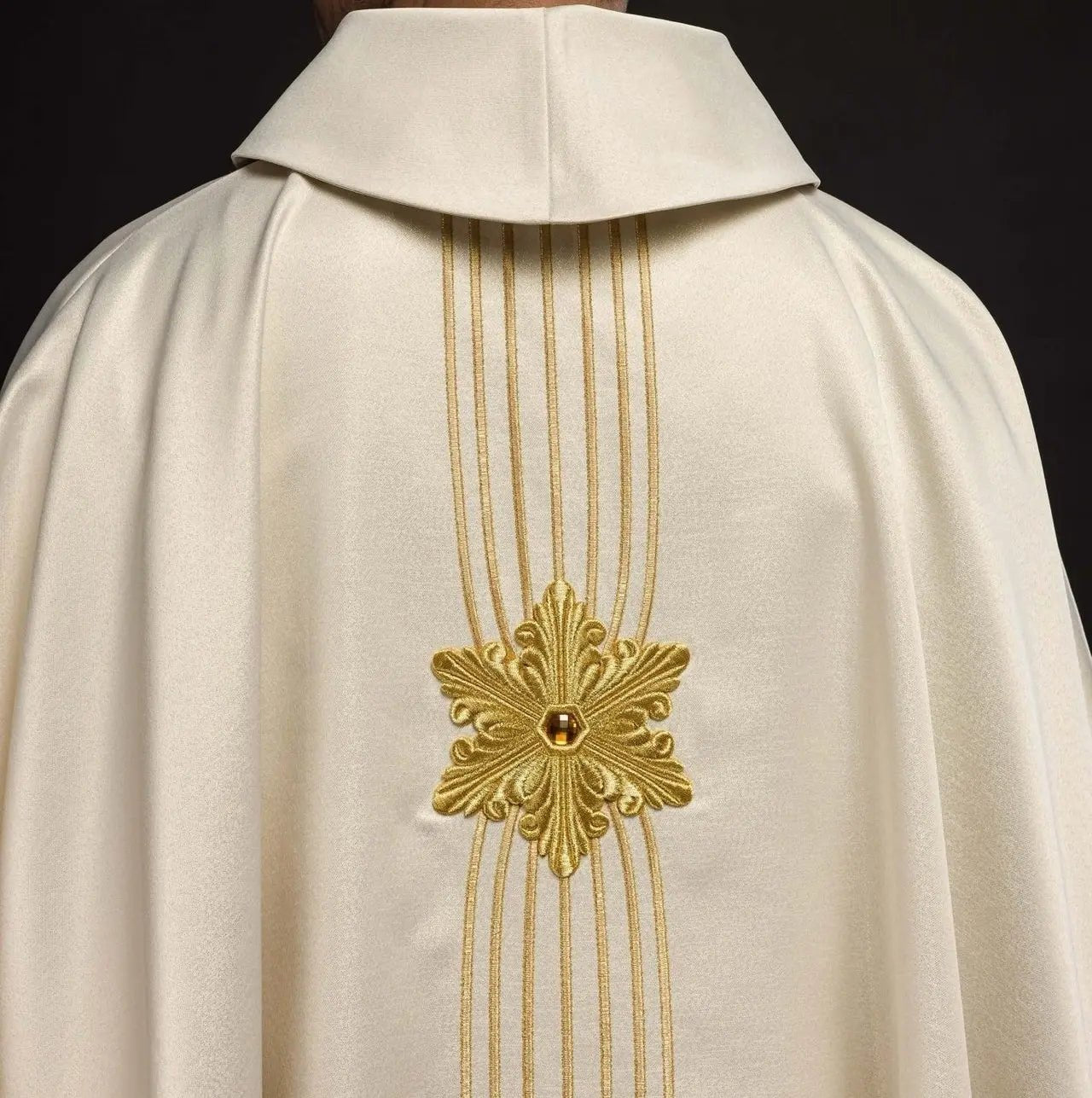 Ornat liturgiczny maryjny błyszczący z kamieniami LE/7025 ECRU