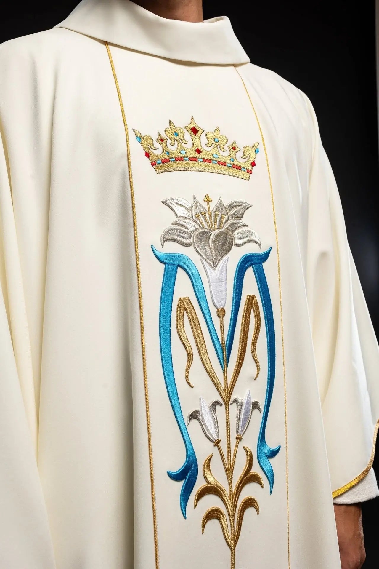 Ornat liturgiczny maryjny haftowany koroną w kolorze ecru