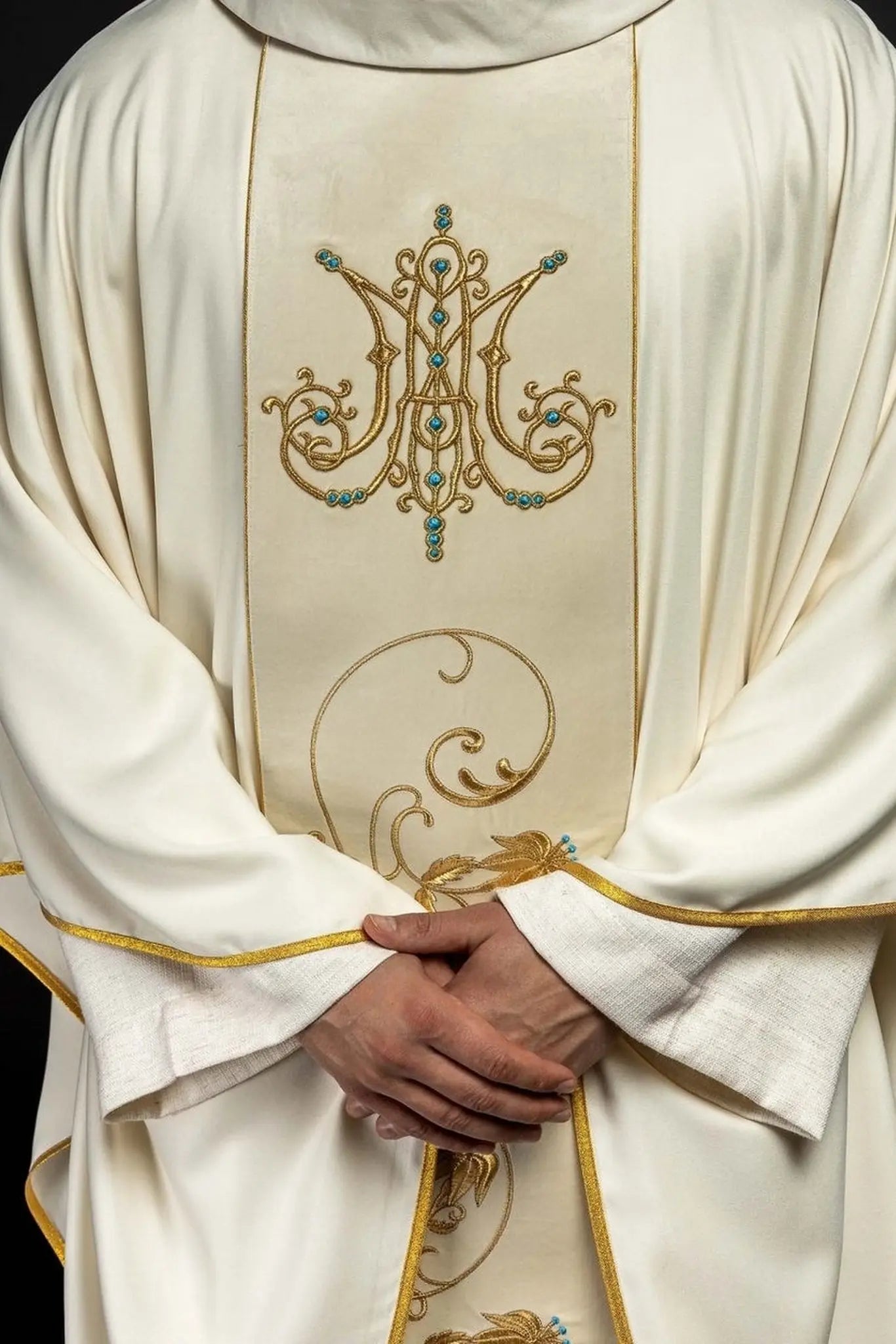 Ornat liturgiczny maryjny z pasem aksamitnym w kolorze ecru