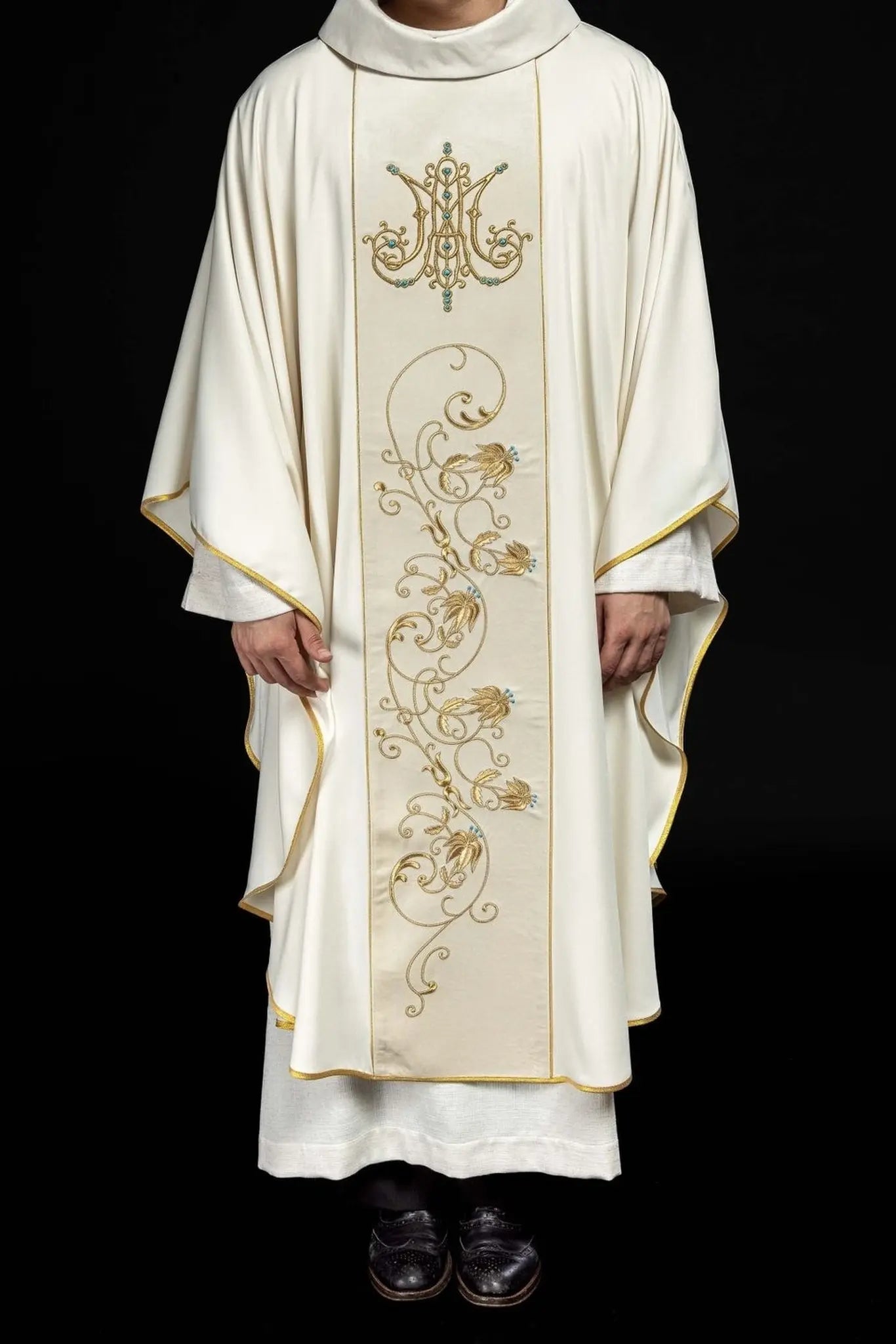Marian liturgical chasuble with ecru velvet belt