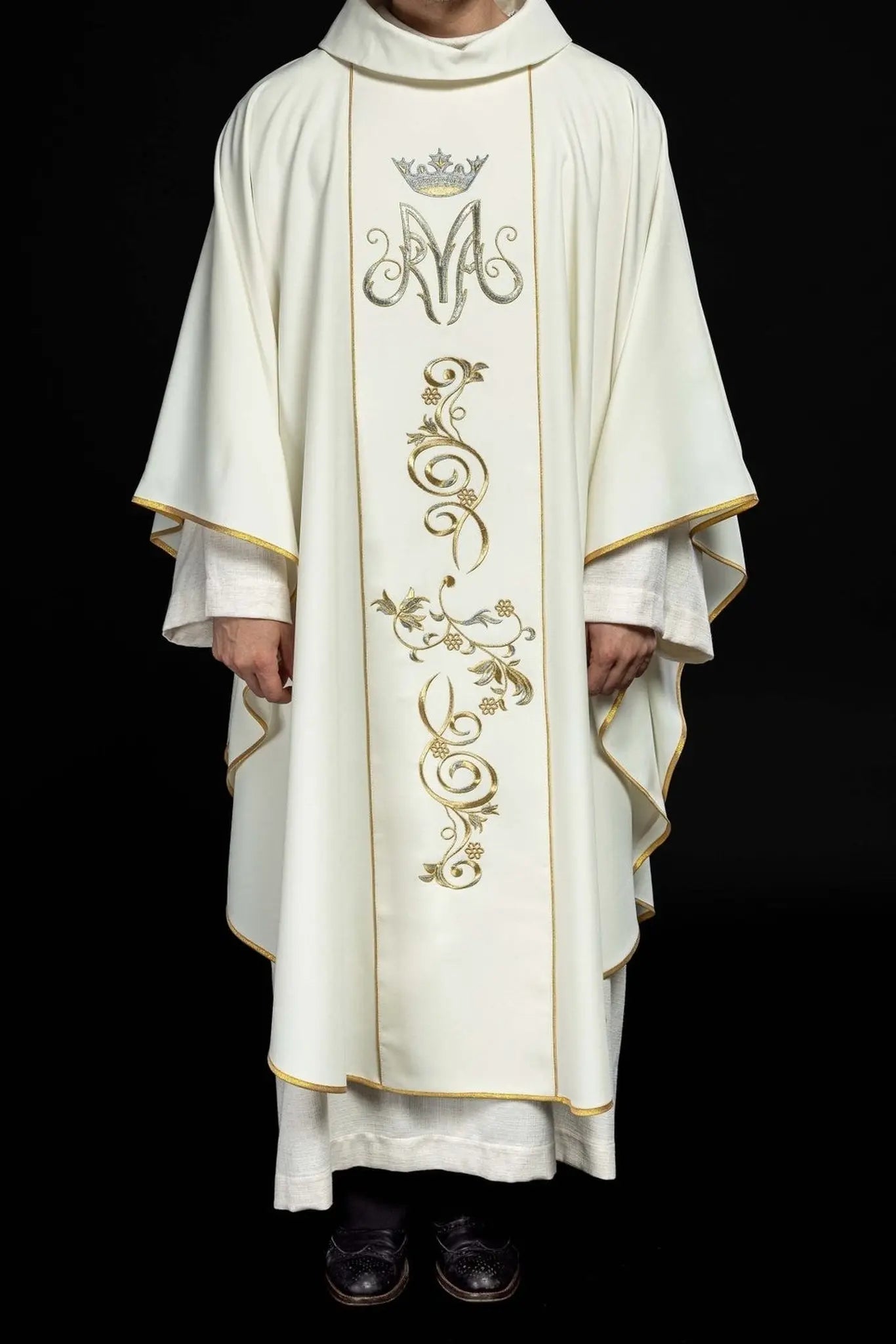 Ornat liturgiczny maryjny z pasem haftowanym w kolorze ecru