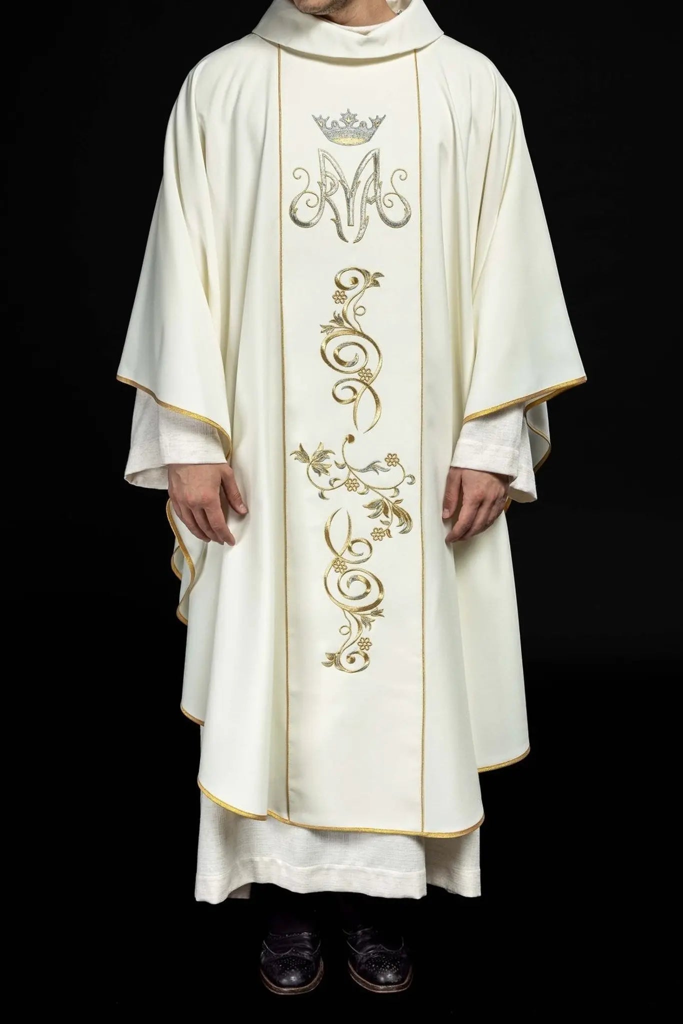 Marian liturgical chasuble with ecru embroidered belt