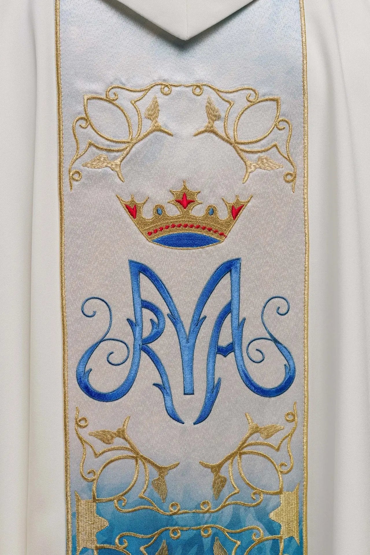 Marian liturgical chasuble with embroidered and sublimated belt in ecru